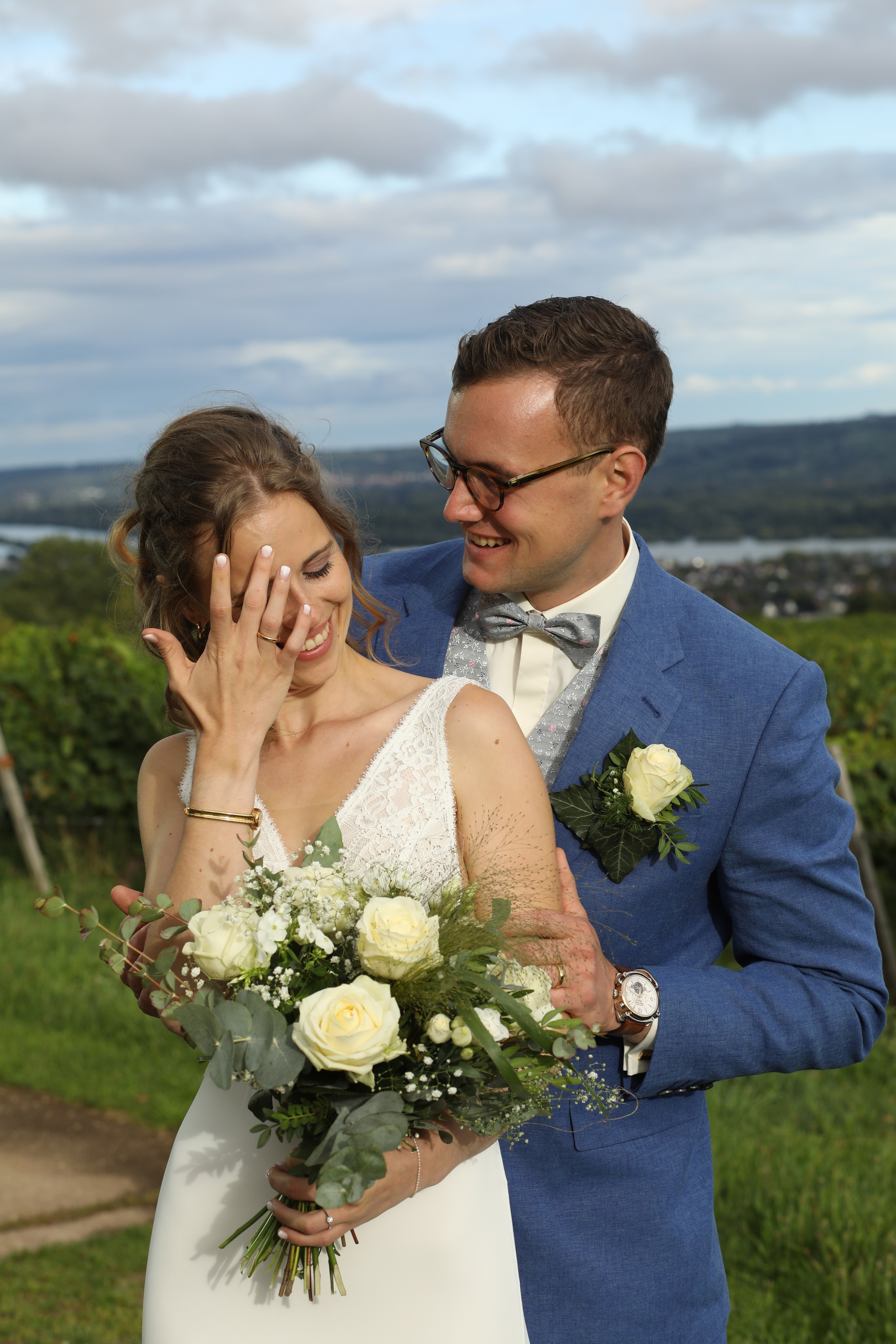 Natürliches Paarshooting über den Weinbergen der Burg Schwarzenstein – Hochzeitsfotografin Frankfurt am Main