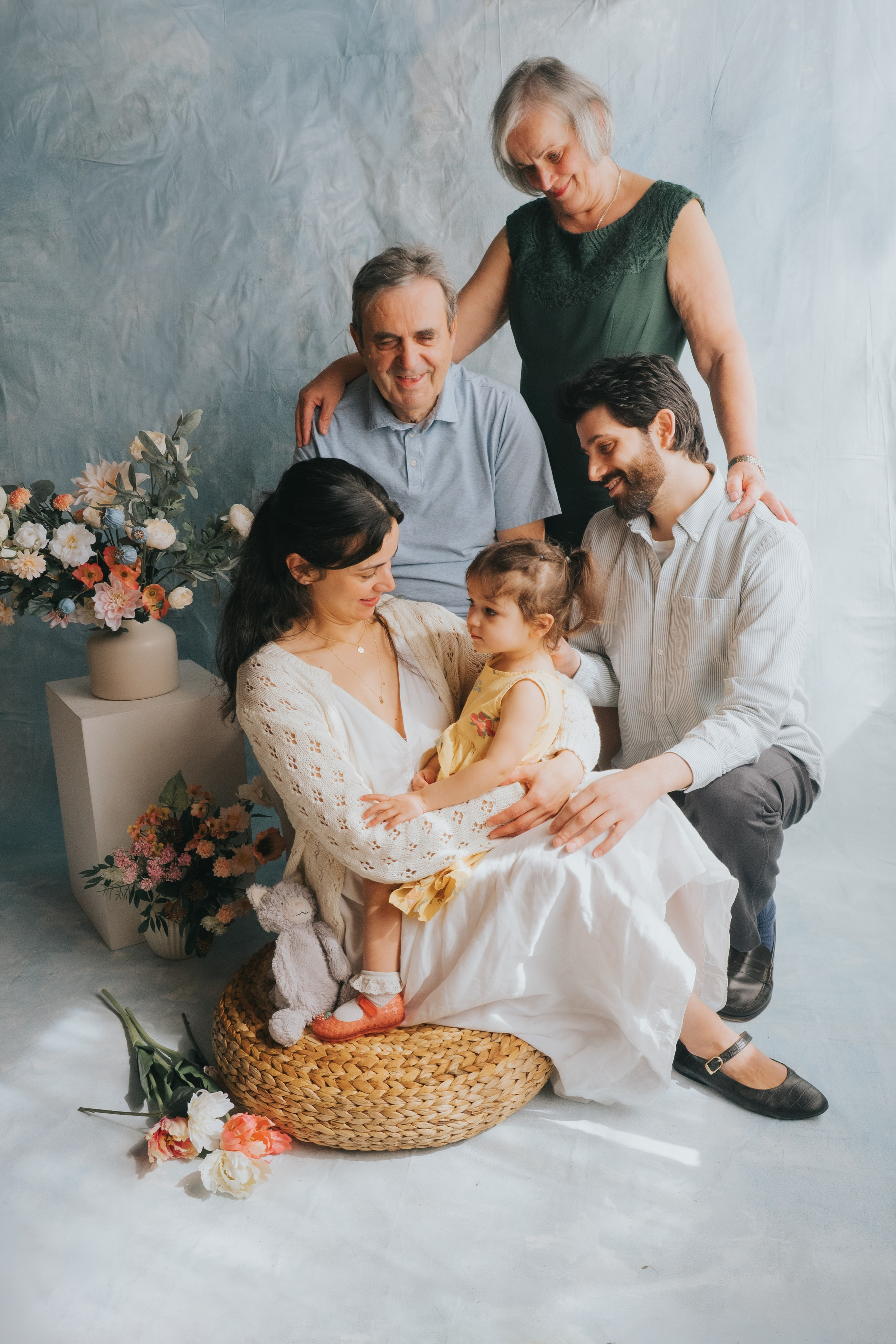 Comment planifier une séance photo familiale multigénérationnelle: guide étape par étape pour les familles occupées. Mimosa Studios — Photographe Portrait à Montréal - Portrait Photographer in Montreal