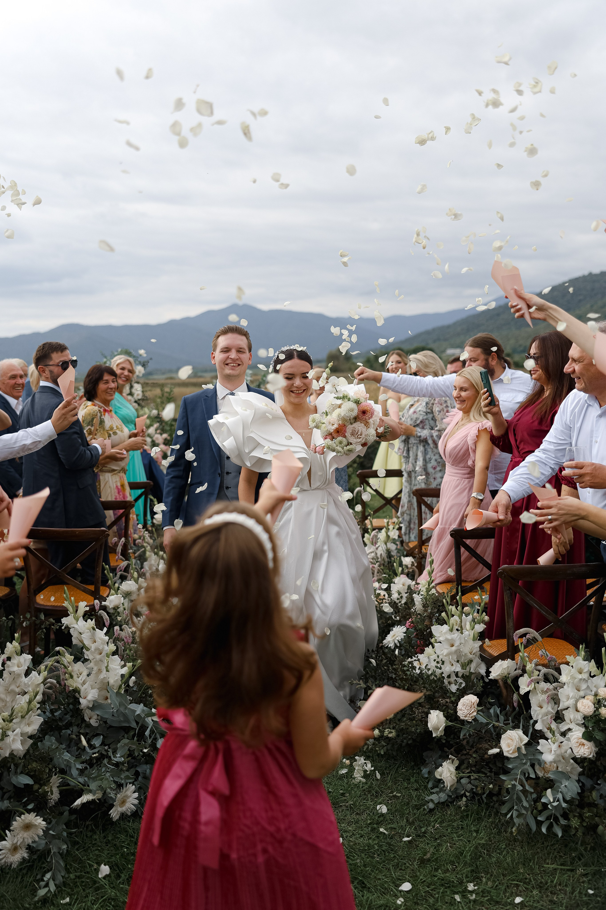 Свадебная церемония в Грузии с гостями на фоне гор