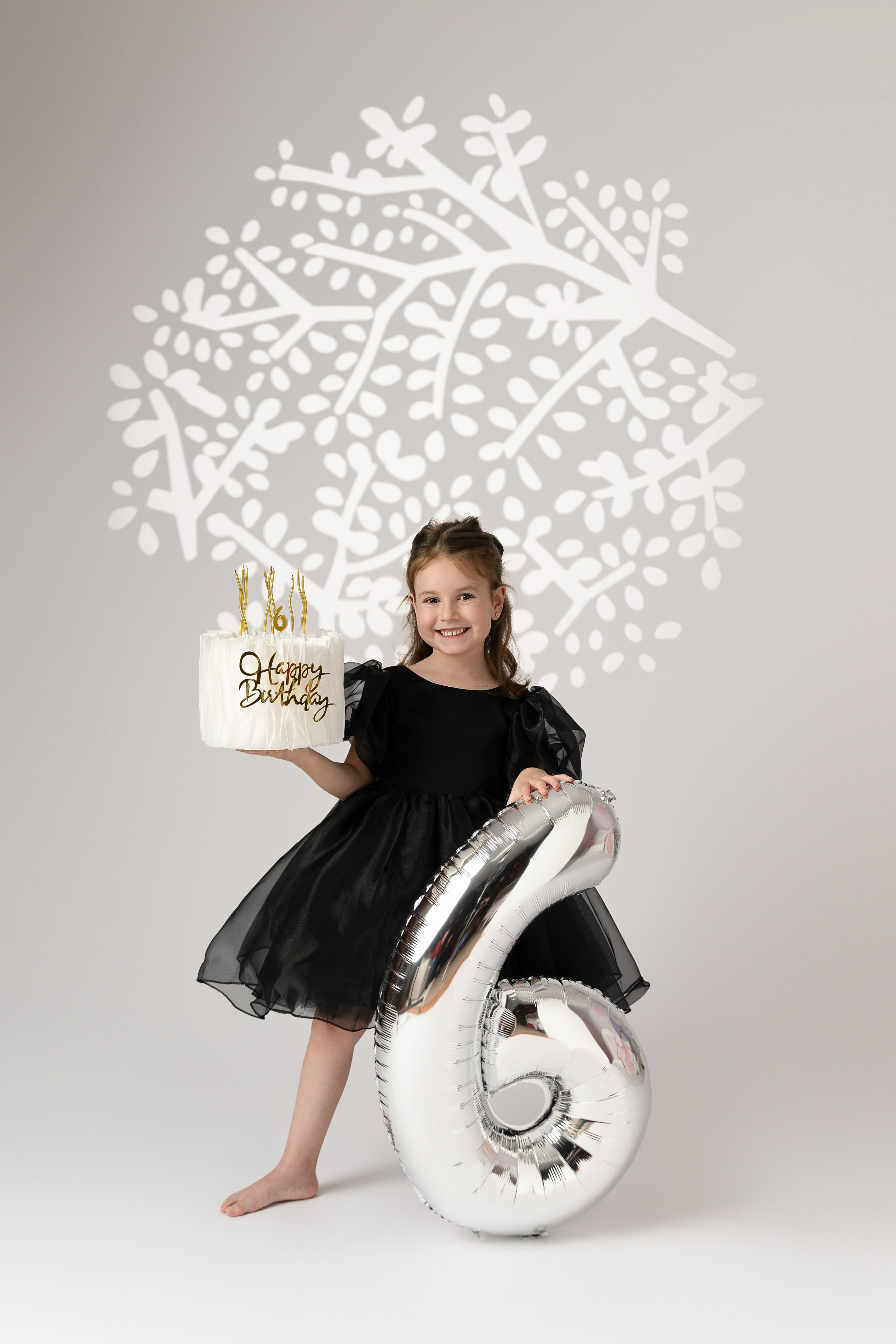 Smash the cake. Photographer Claudia Jidovineantu