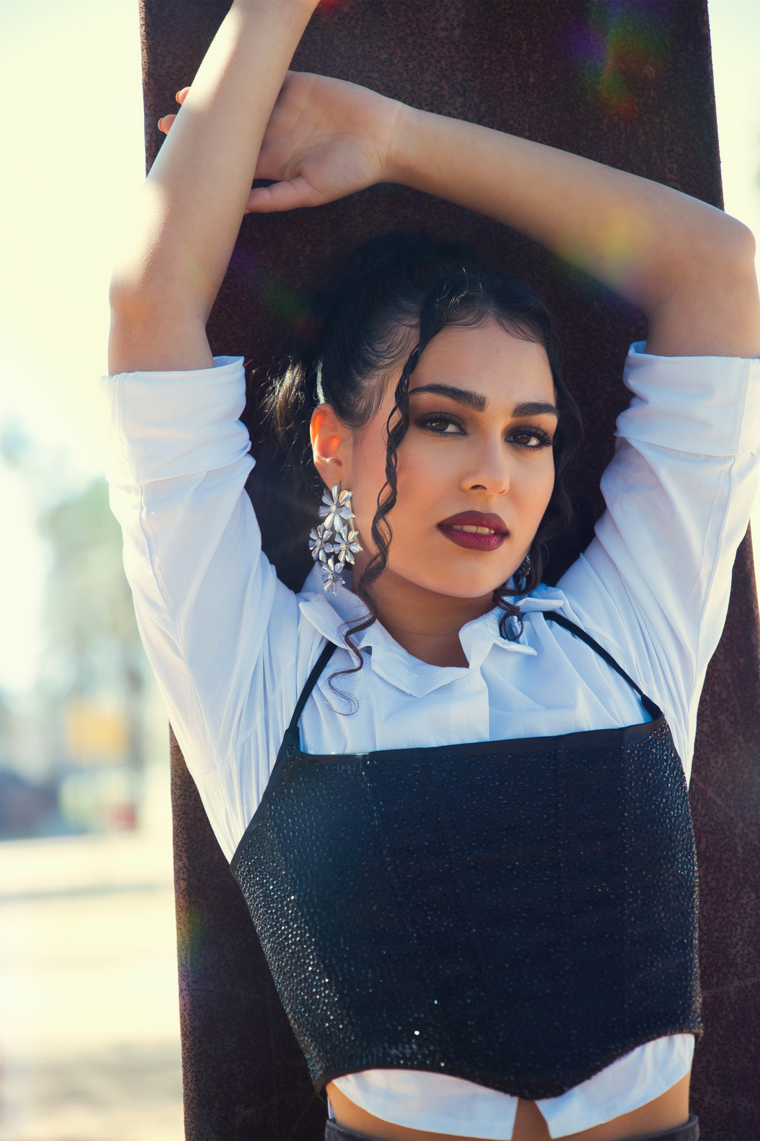 foto de retrato de una chica joven en el bosque