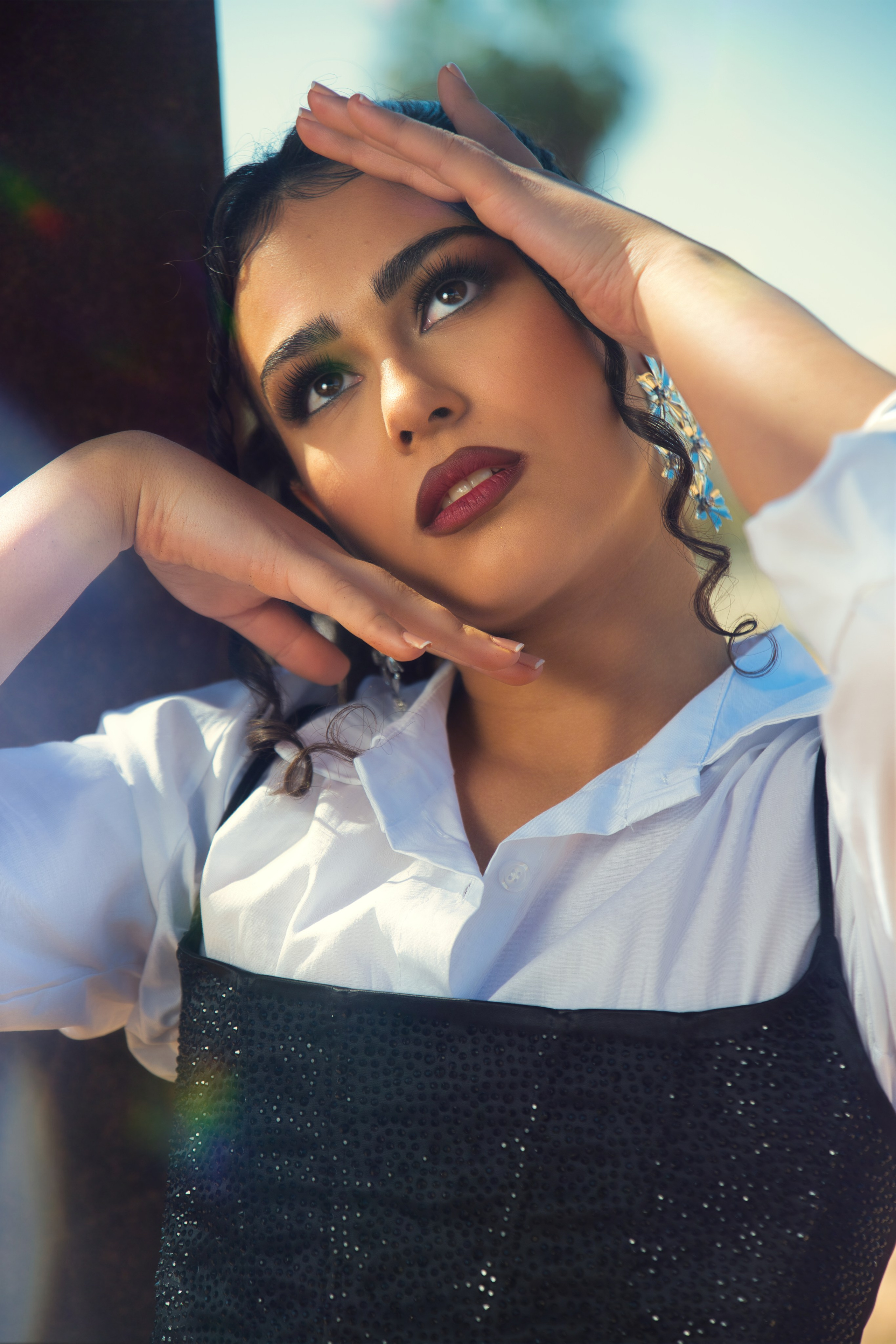 foto de retrato a chica joven posando con mirada atrevida