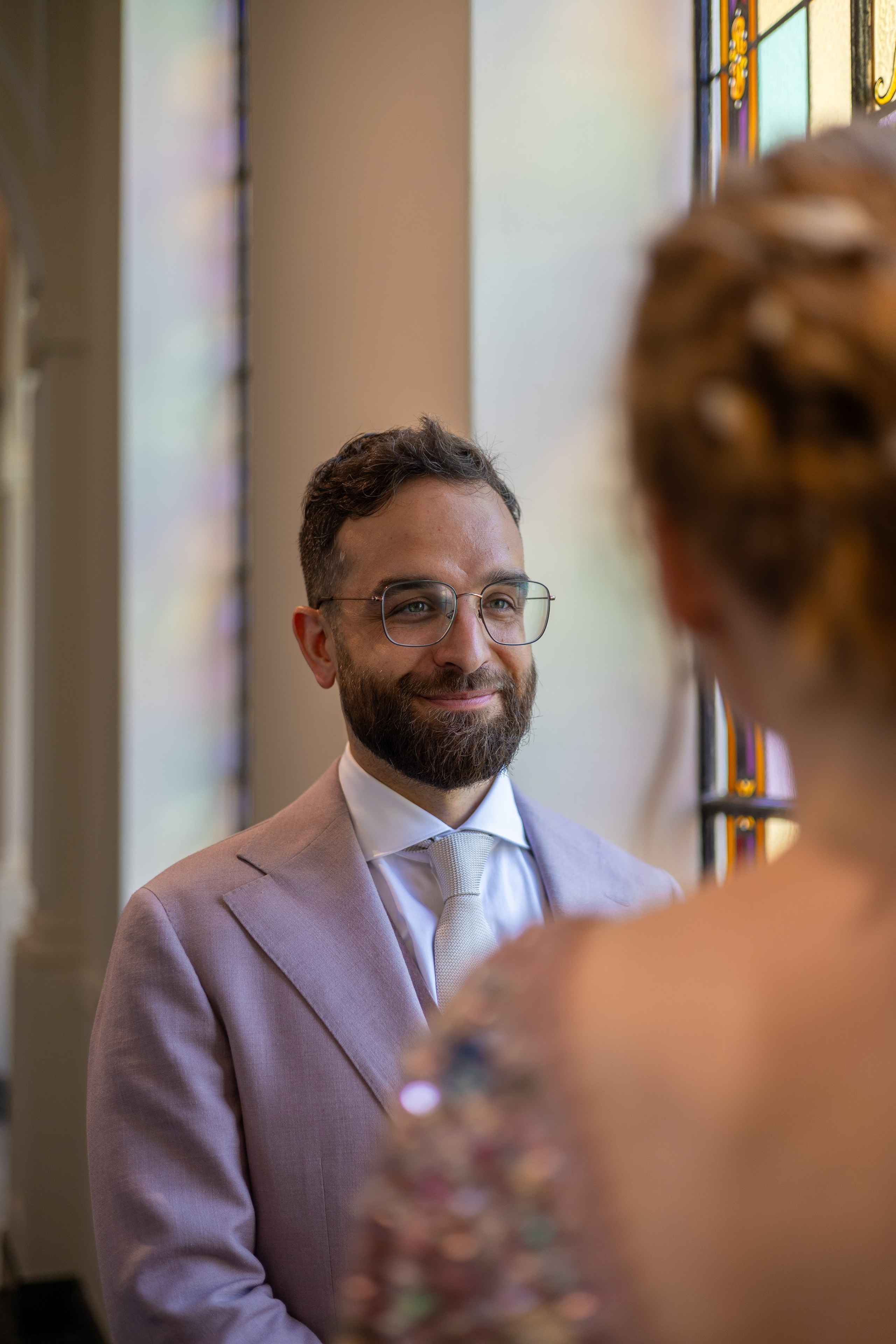 Bruid en bruidegom delen intiem moment tijdens fotoshoot - Kapture Fotografie