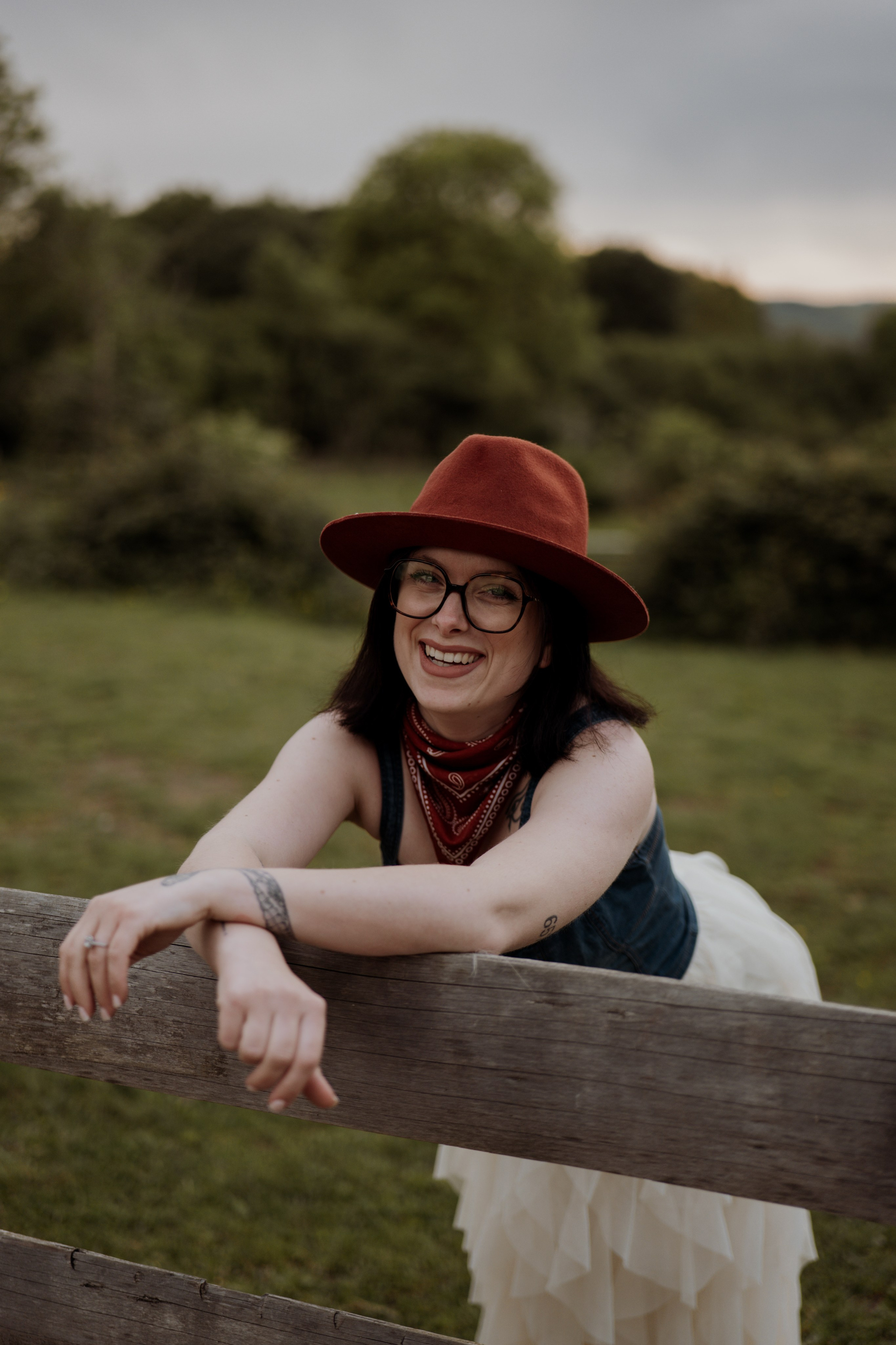 Femme cowgirl qui court sur la plage au couché de soleil 