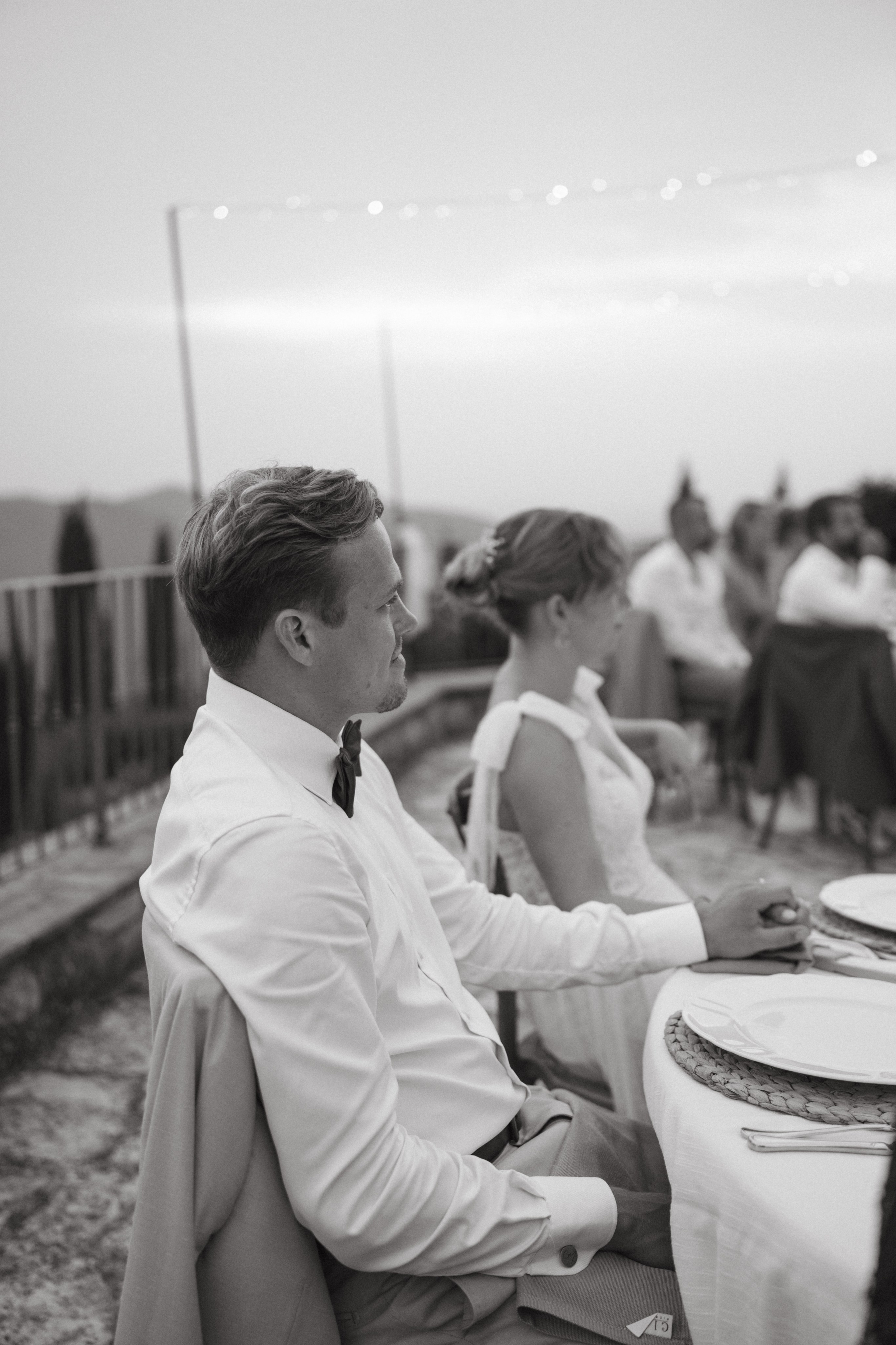 Brautpaar beim Hochzeitsdinner unter freiem Himmel, Schwarz-Weiß-Aufnahme