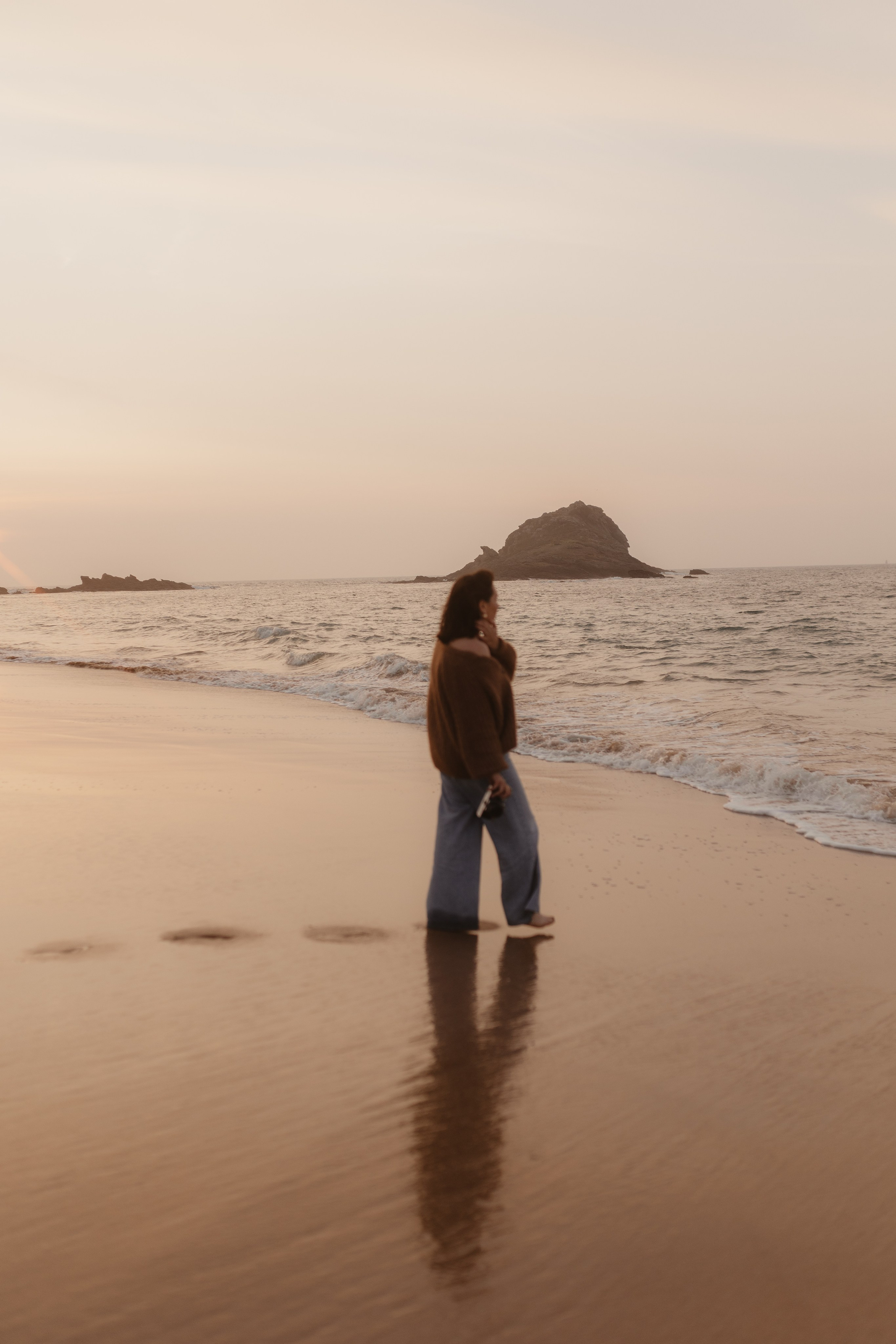 Portrait lifestyle d’une femme à la plage, lumière dorée du coucher de soleil