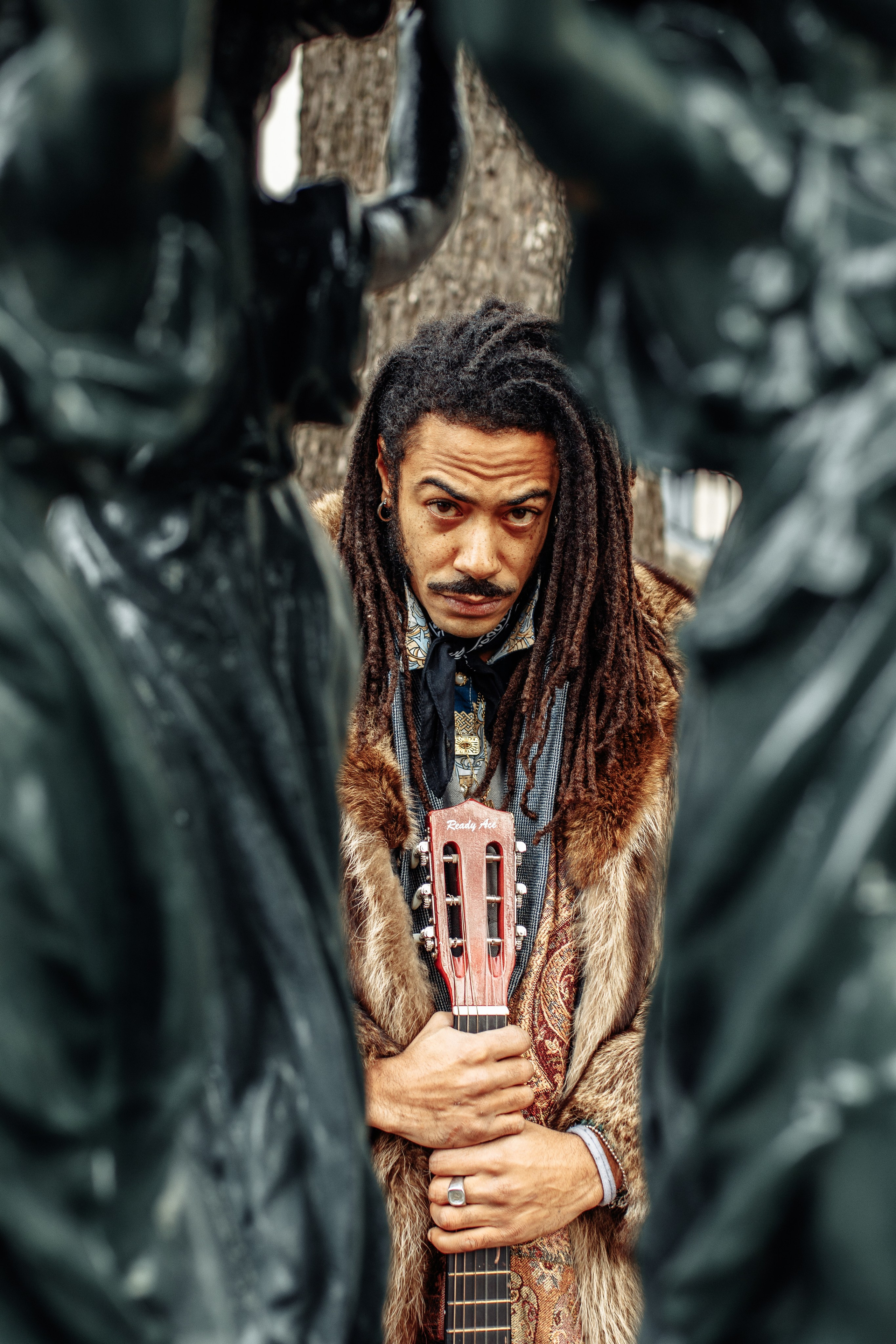 Контентная съемка для музыканта. Парень смотрит сквозь фонтан Уоллеса