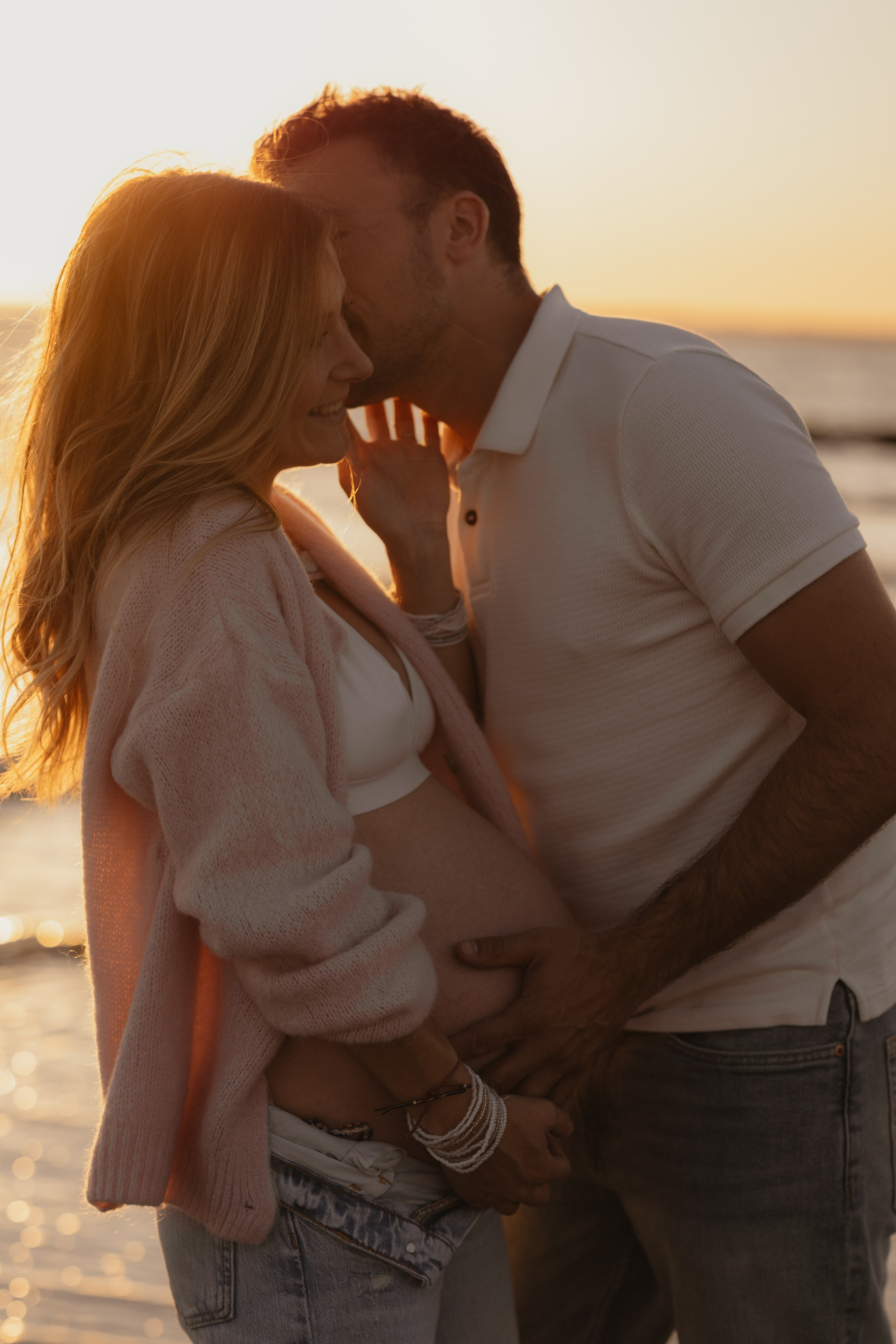Couple enlacé sur la plage au coucher du soleil, séance photo lifestyle romantique en France