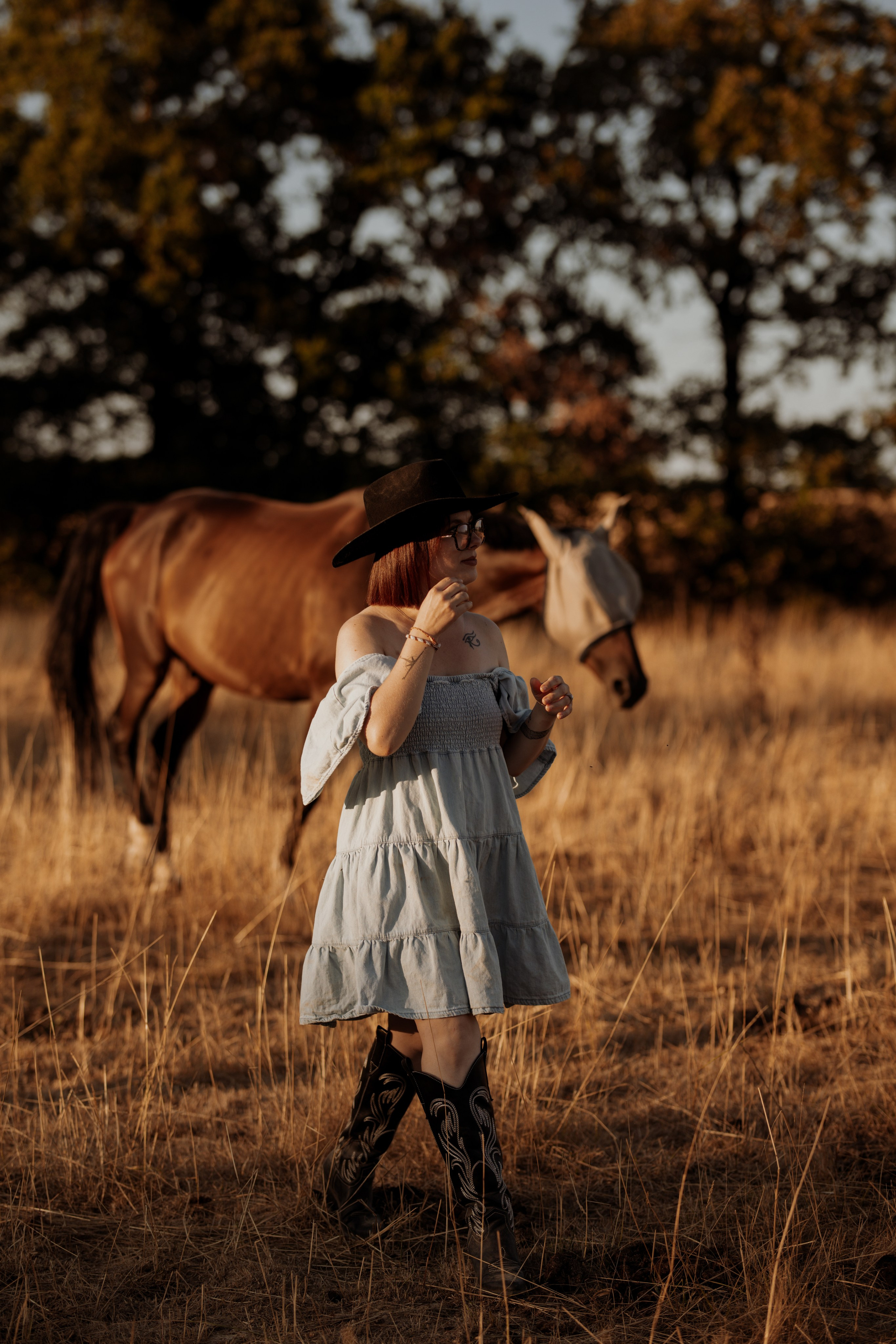 Femme cowgirl qui court sur la plage au couché de soleil 