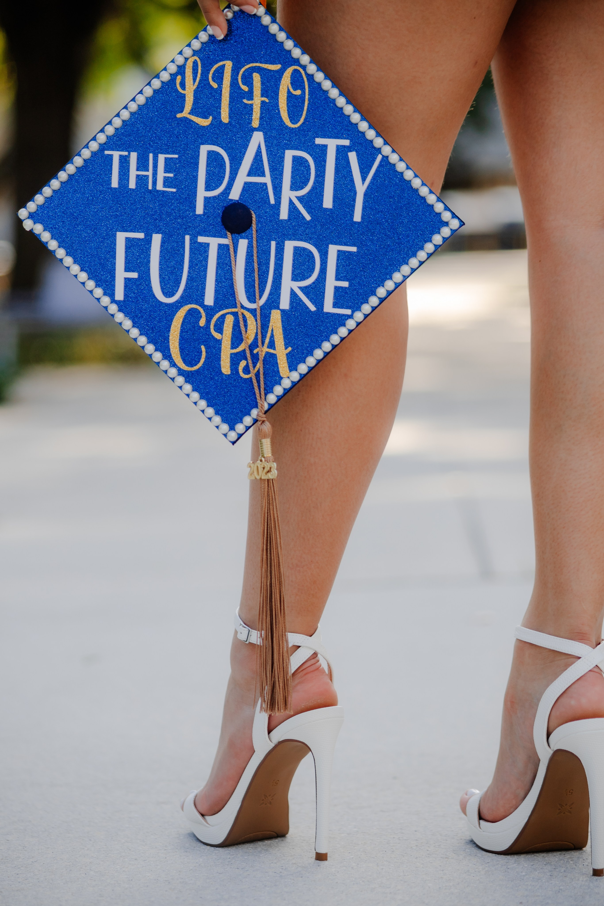 Decorating your graduation cap: do’s and don’ts. Portrait and graduation photographer Marina Simanava