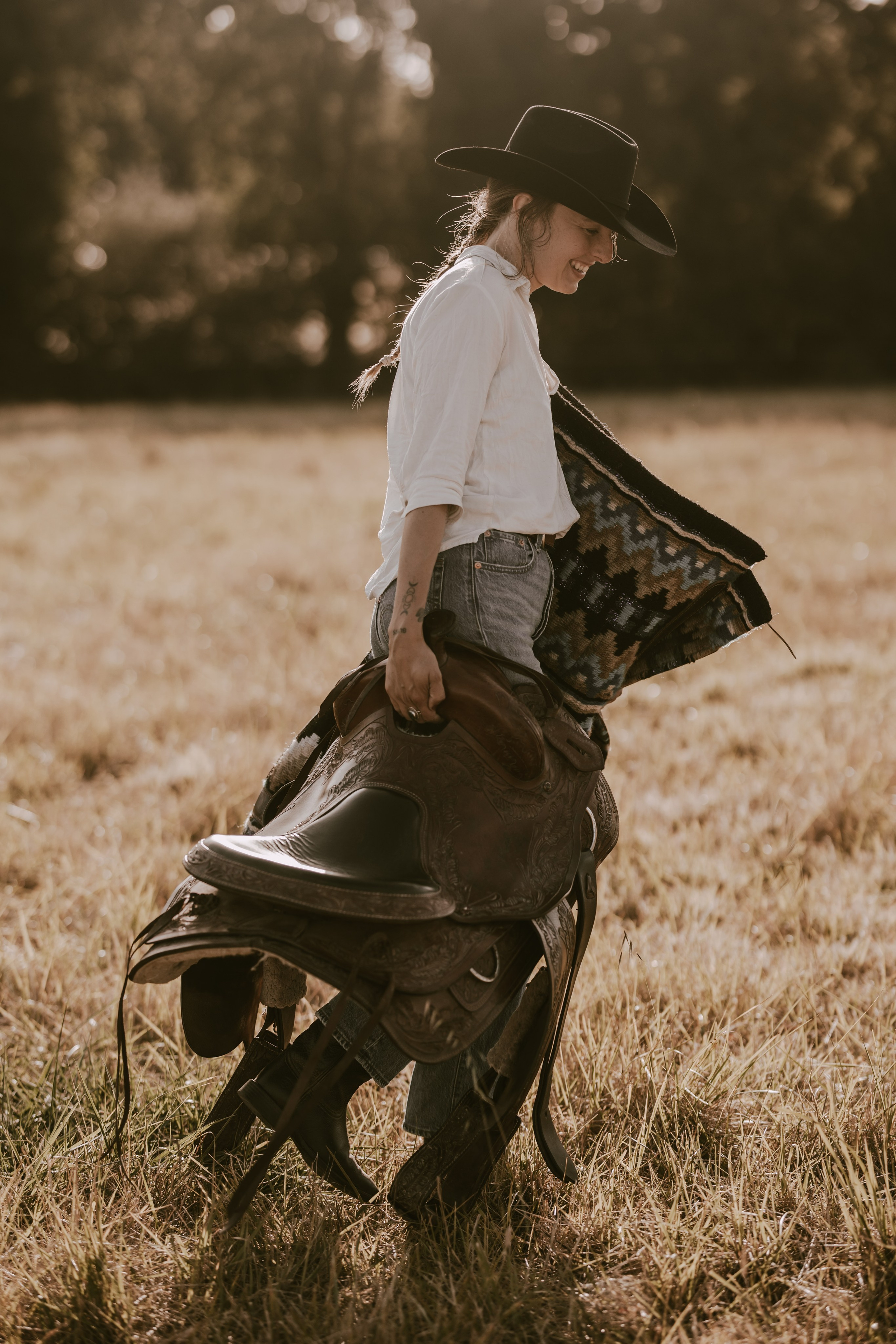 Western portrait de femme avec son cheval 
