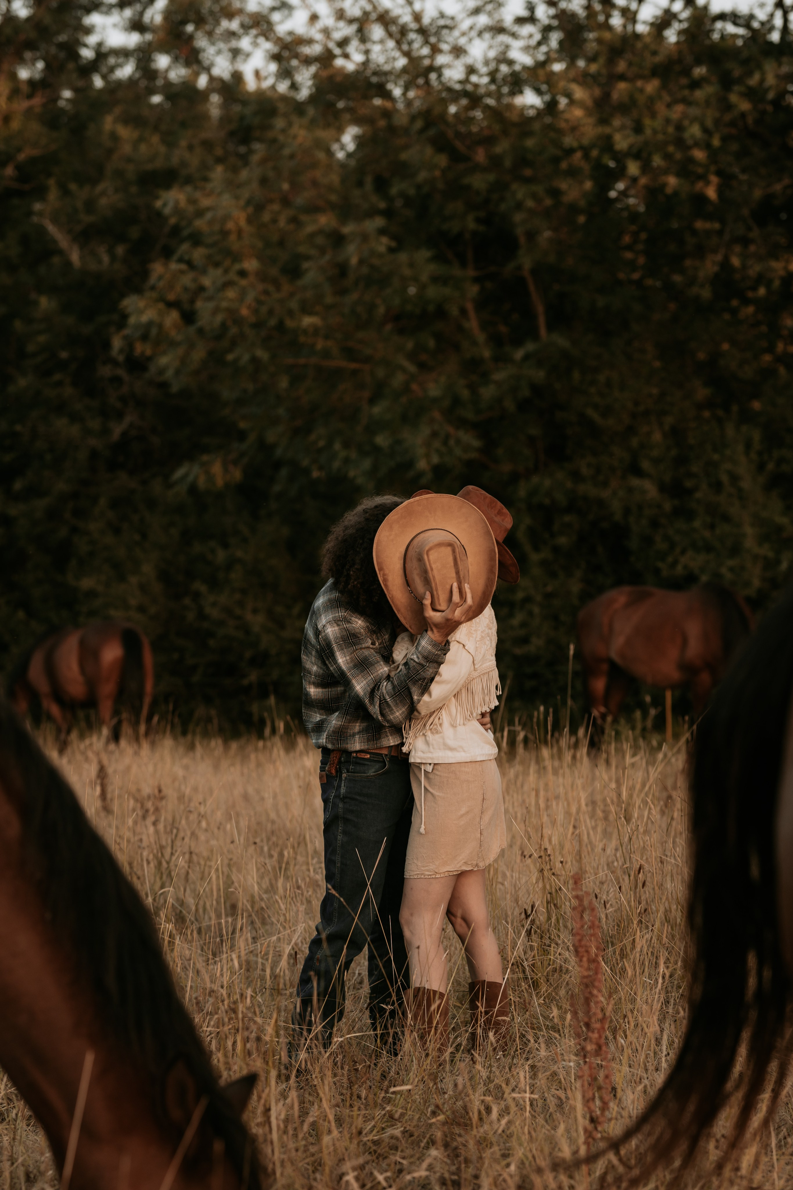 Couple marchant au bord de l’océan, photos de couple lifestyle naturelles et spontanées