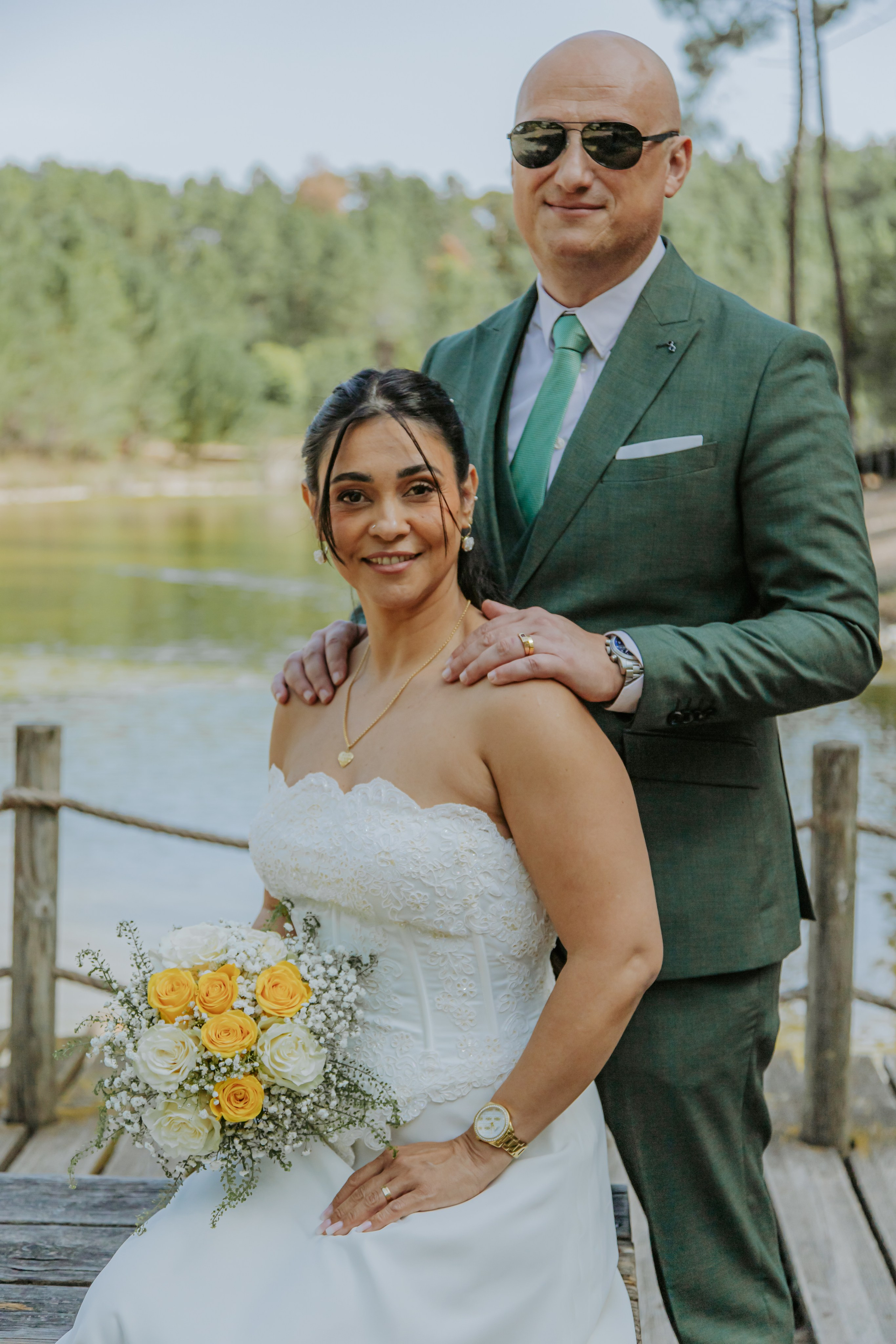 Casal de noivos a abraçar-se durante cerimónia de casamento em Portugal