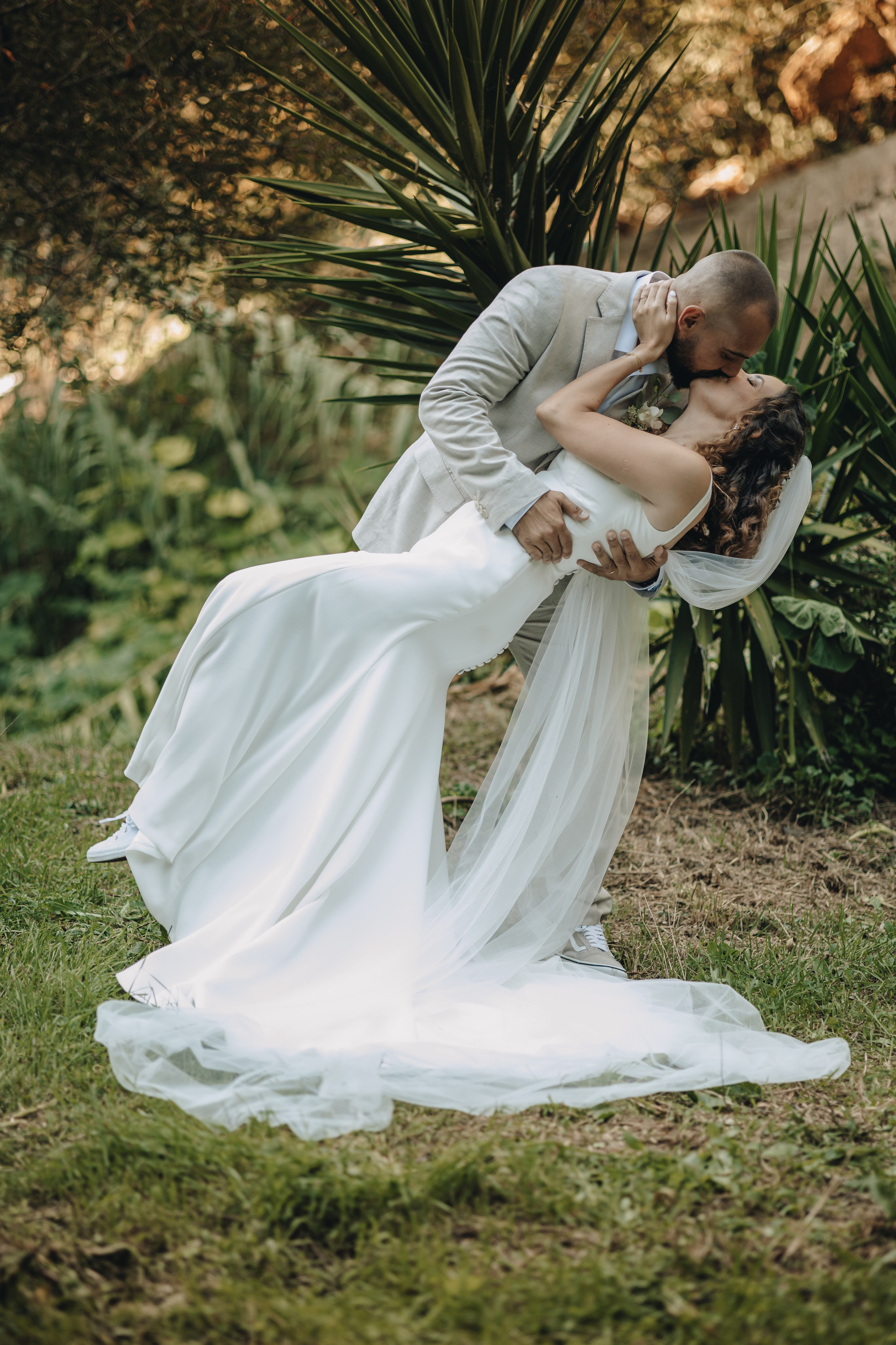 Casal de noivos a abraçar-se durante cerimónia de casamento em Portugal