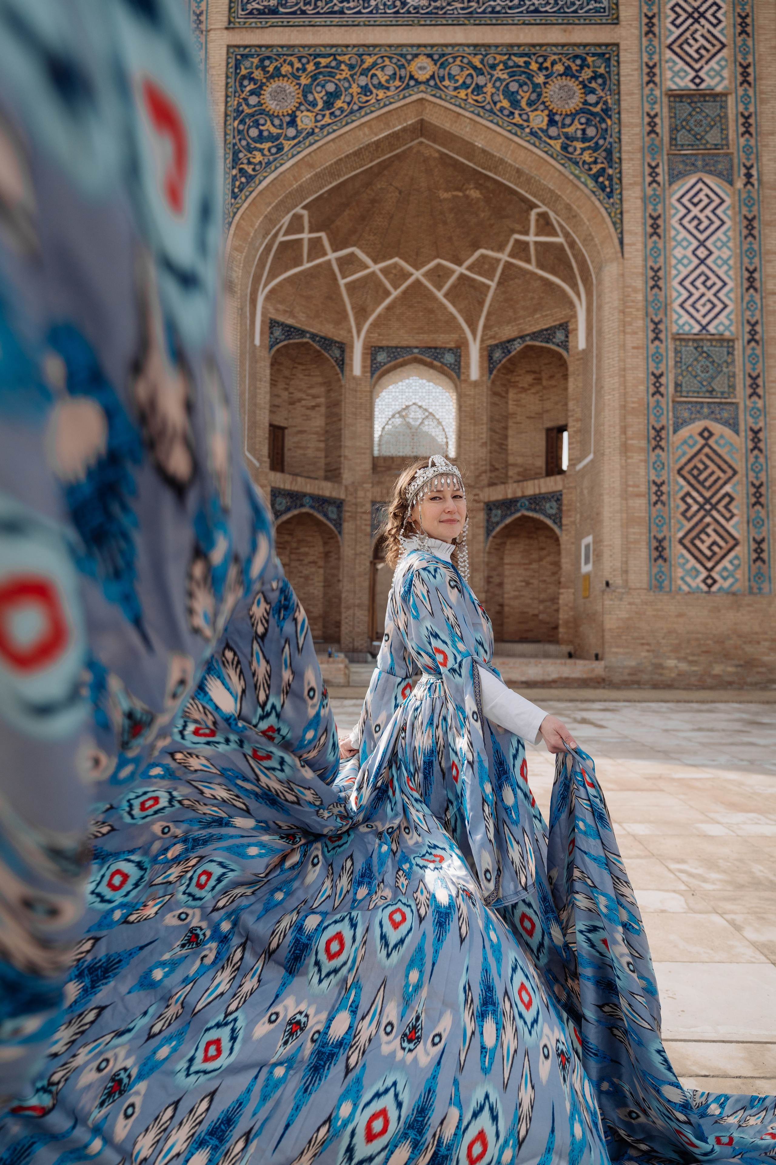 Туристка в традиционном костюме на старых улицах Ташкента