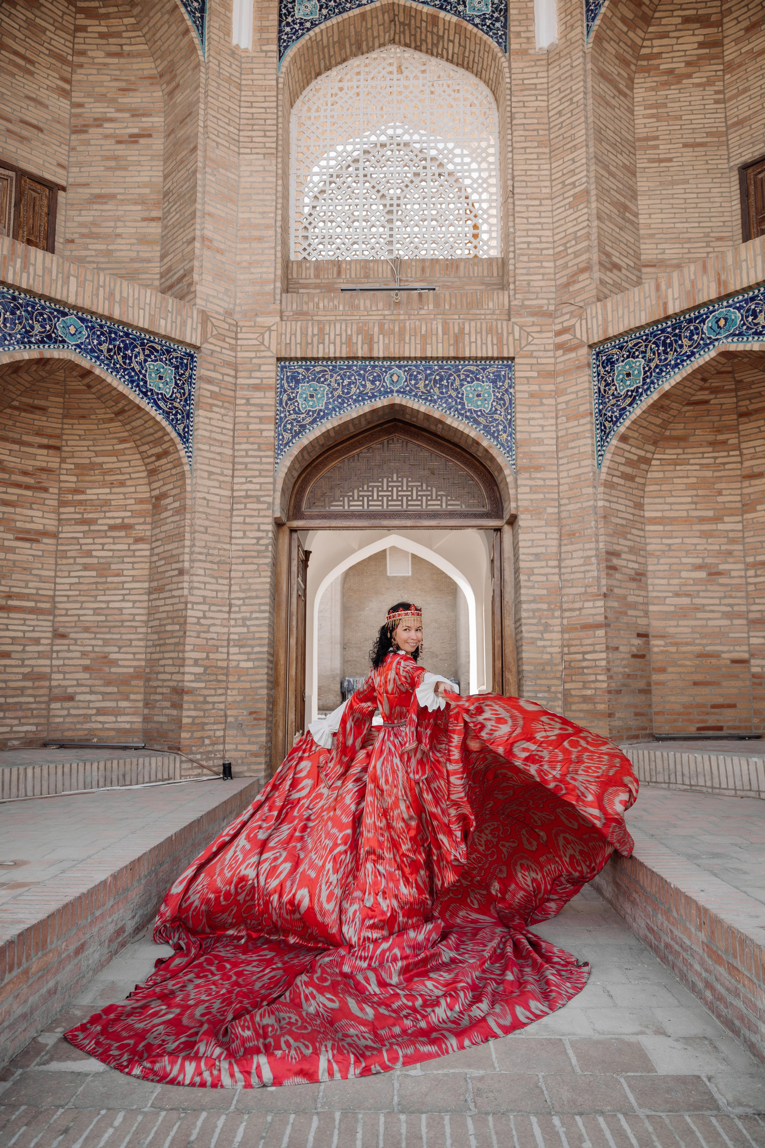 Женский портрет в национальной одежде в центре Ташкента