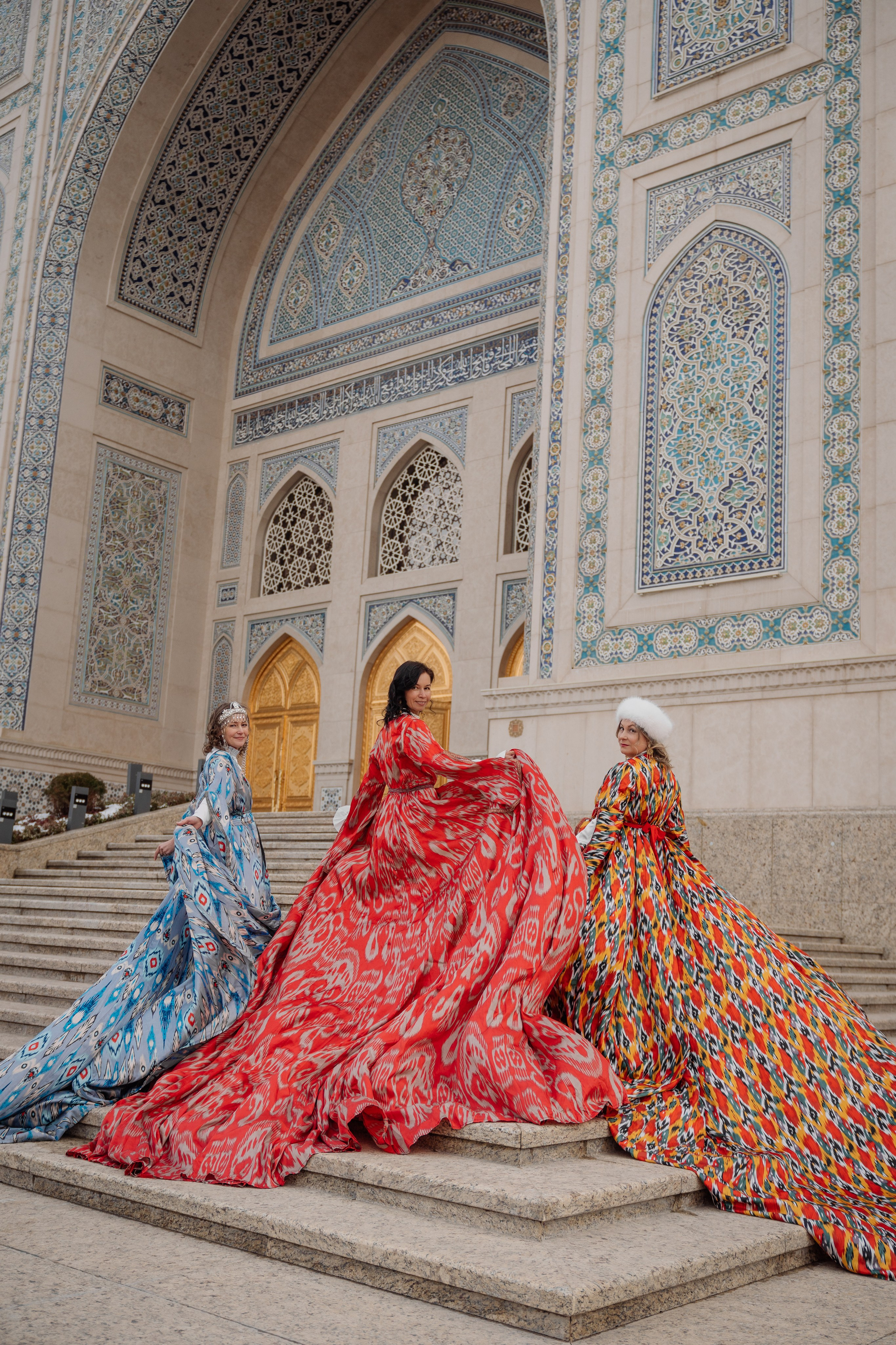 Фотосессия туристки в узбекском платье на фоне архитектуры Ташкента