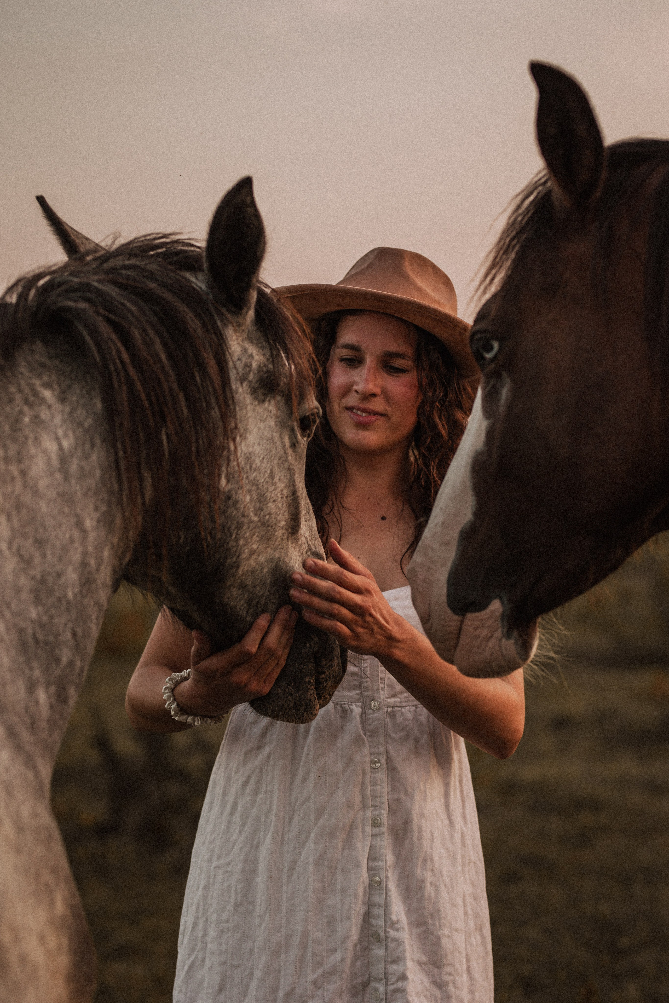 Cowgirl dans son champ avec ses chevaux