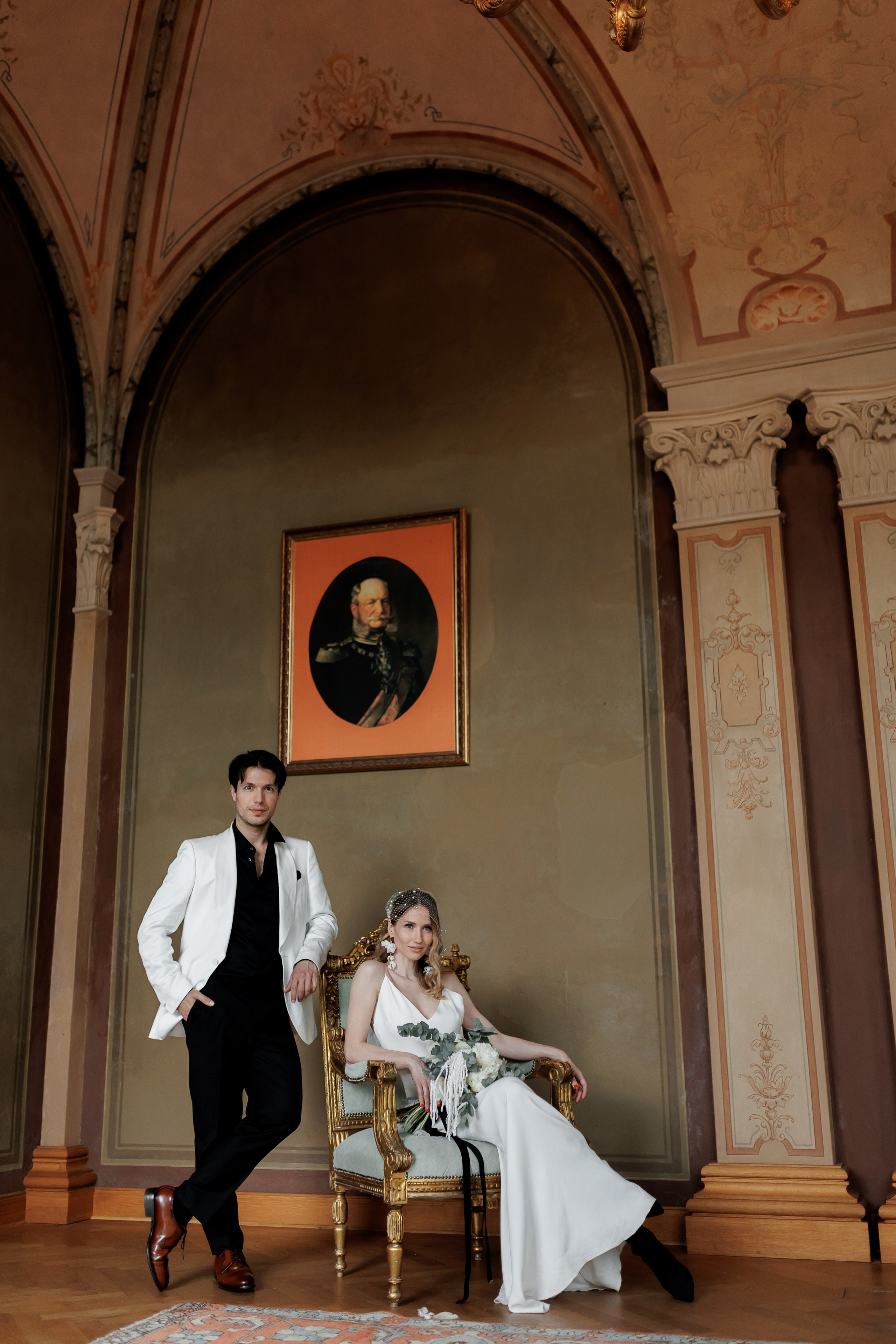 Brautpaar in einem stilvollen Raum mit Gewölbedecke und Gemälde, Editorial-Hochzeitsfotografie Berlin, Kaiserbahnhof Halbe