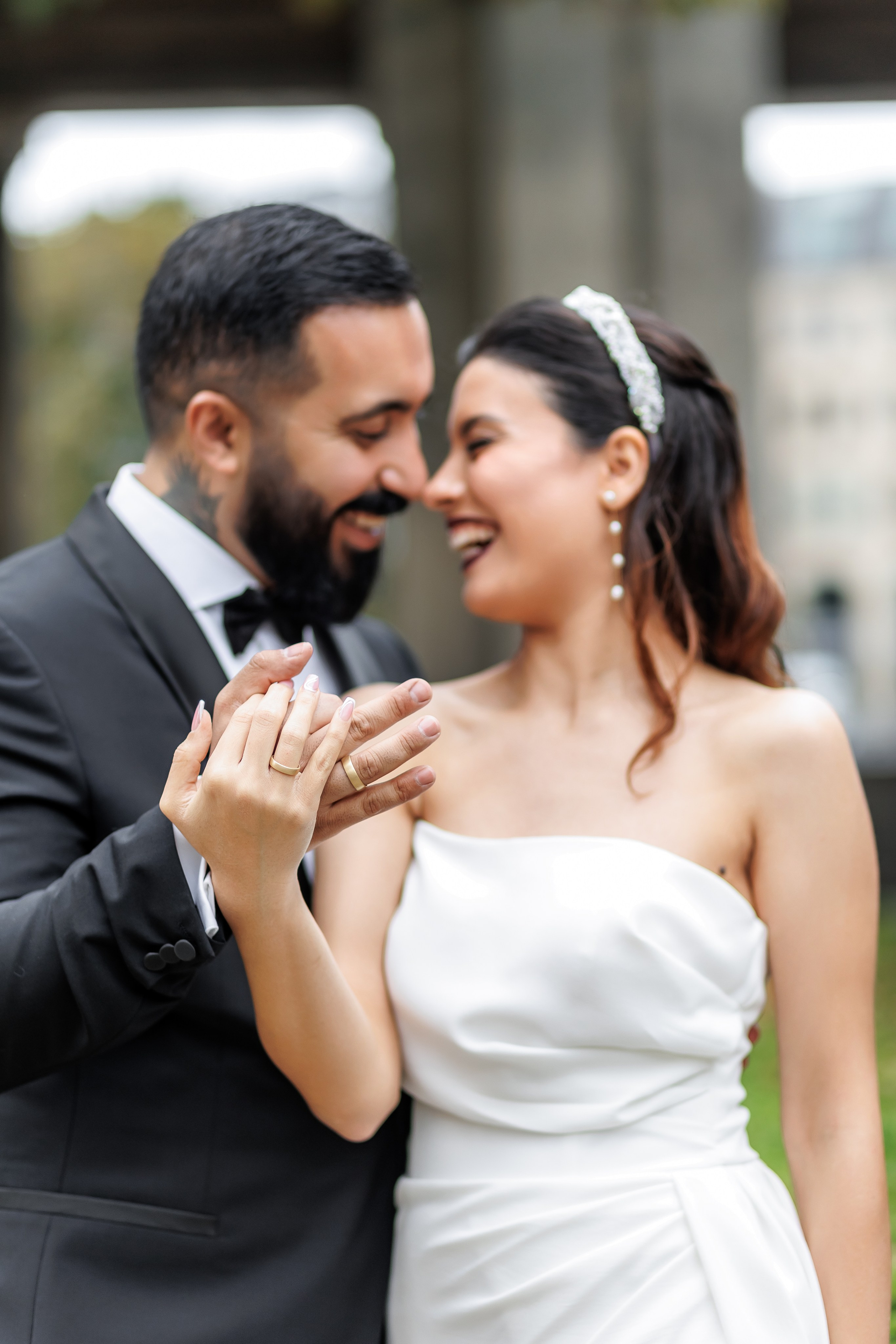 Braut und Bräutigam in inniger Umarmung, romantisches Hochzeitsportrait, Hochzeitsfotograf Berlin