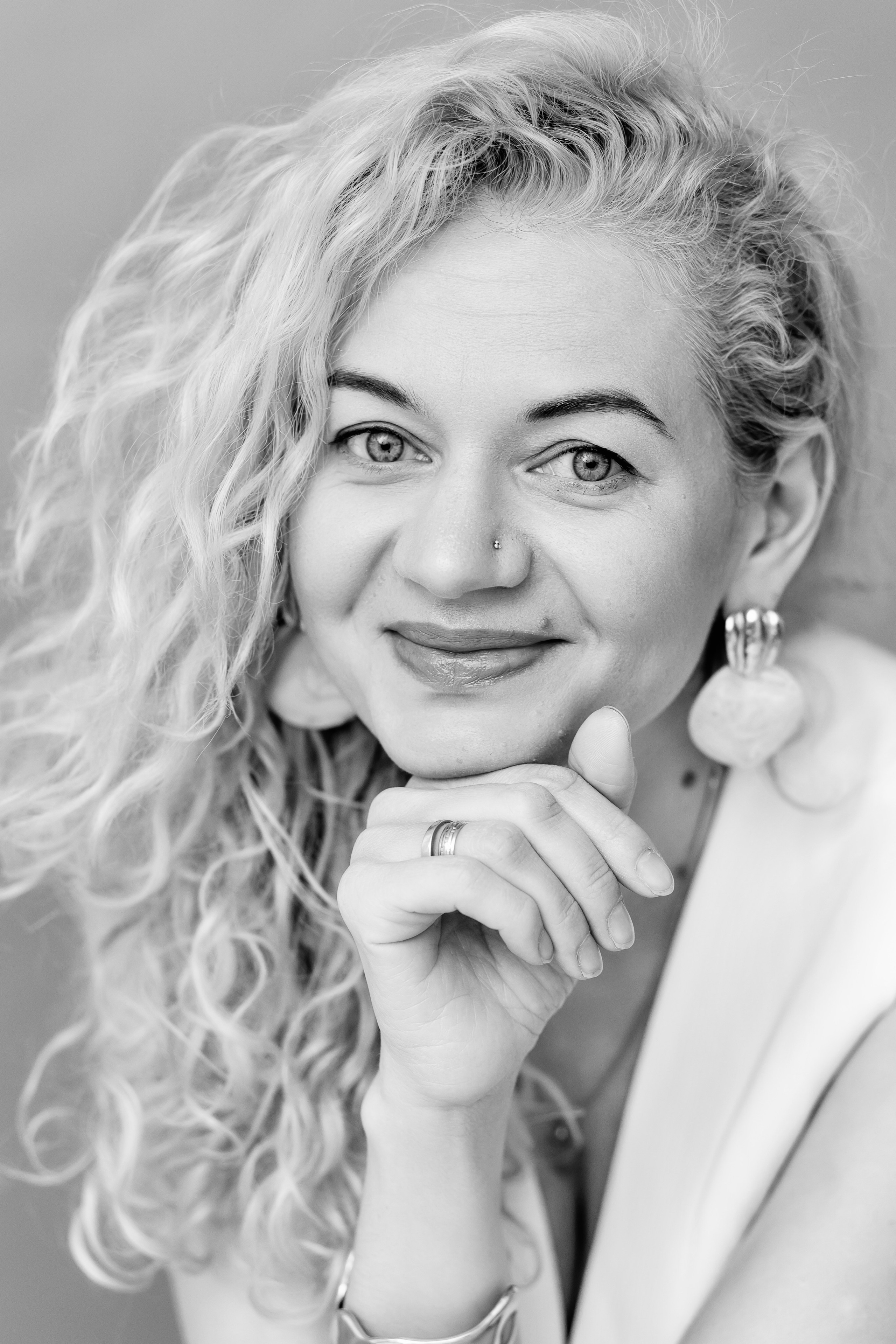 Portrait der Hochzeitsfotografin Nataliia Schütze, lächelnd – Hochzeitsfotografin Berlin | Nataliia Schütze
