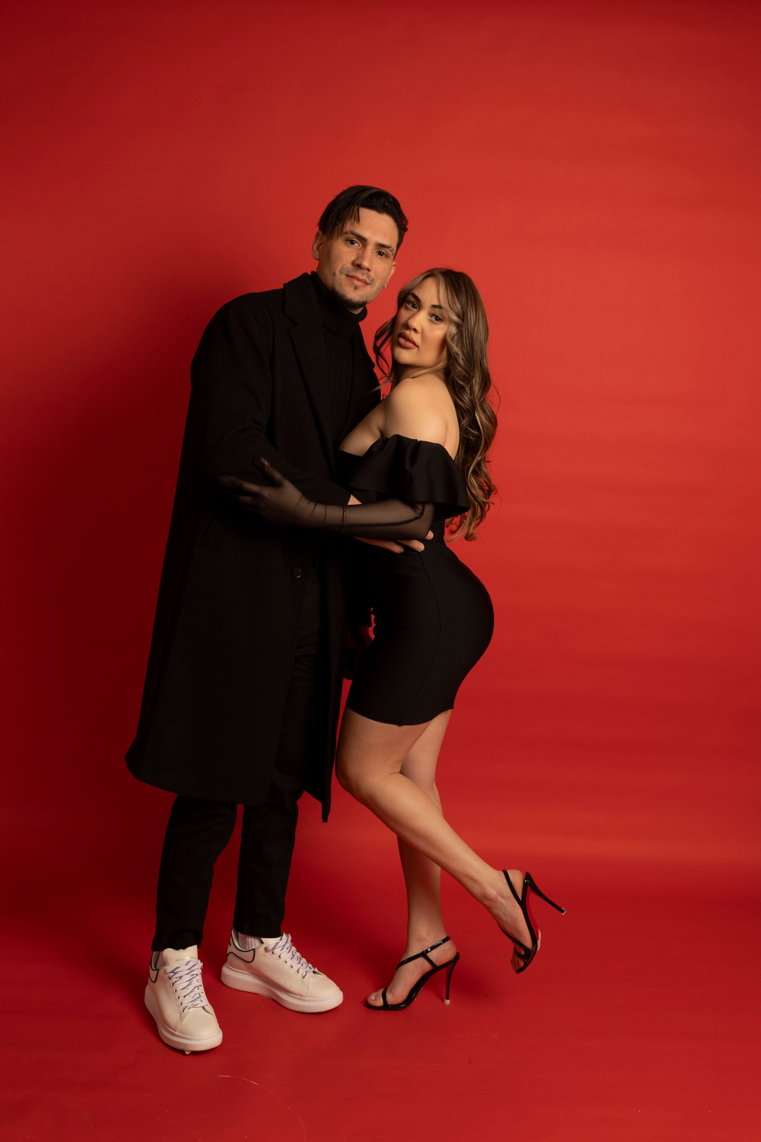 Красный фон. SHOOT IT YOURSELF — SELF PORTRAIT STUDIO IN CHICAGO