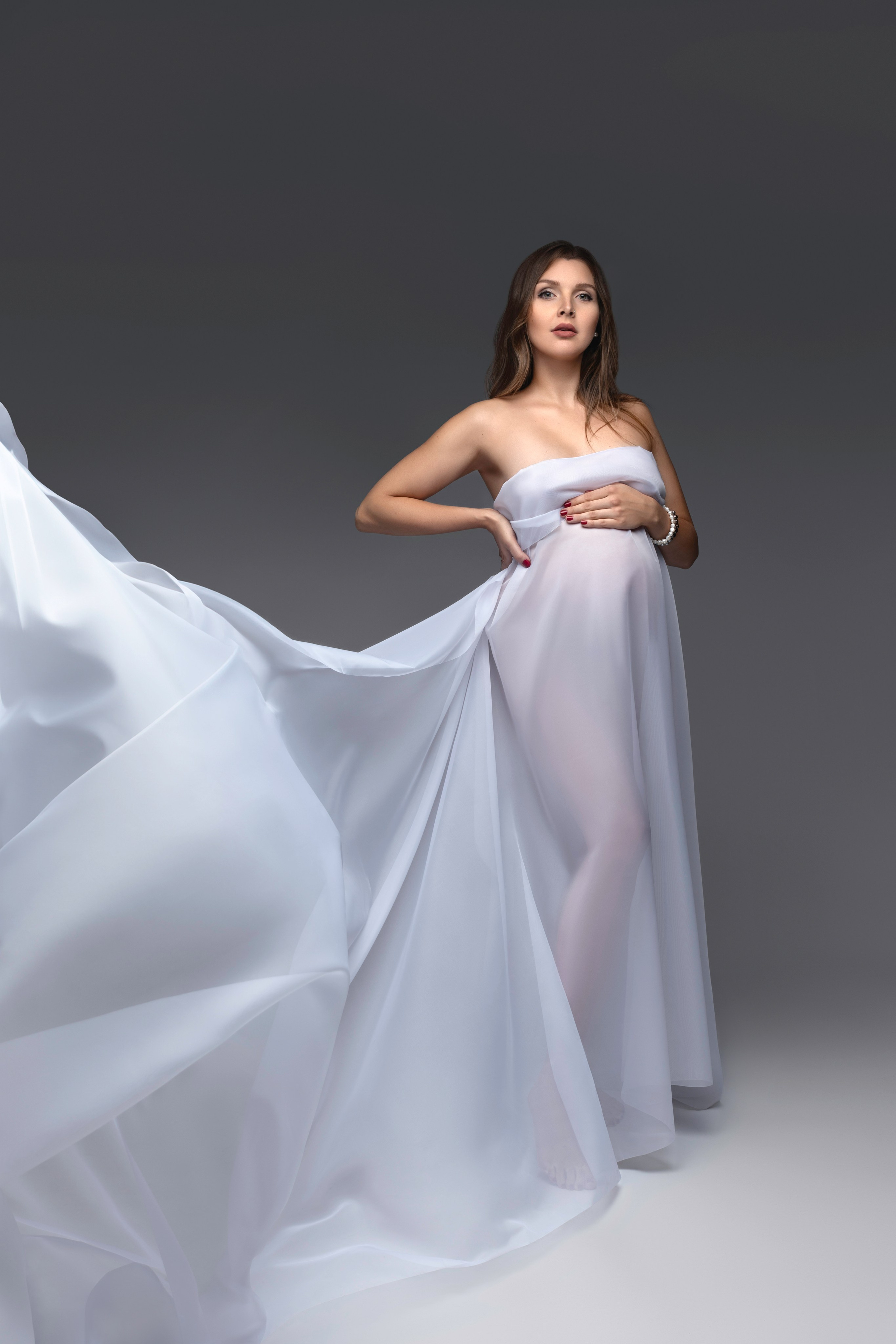 Künstlerisches Babybauch-Fotoshooting im Studio