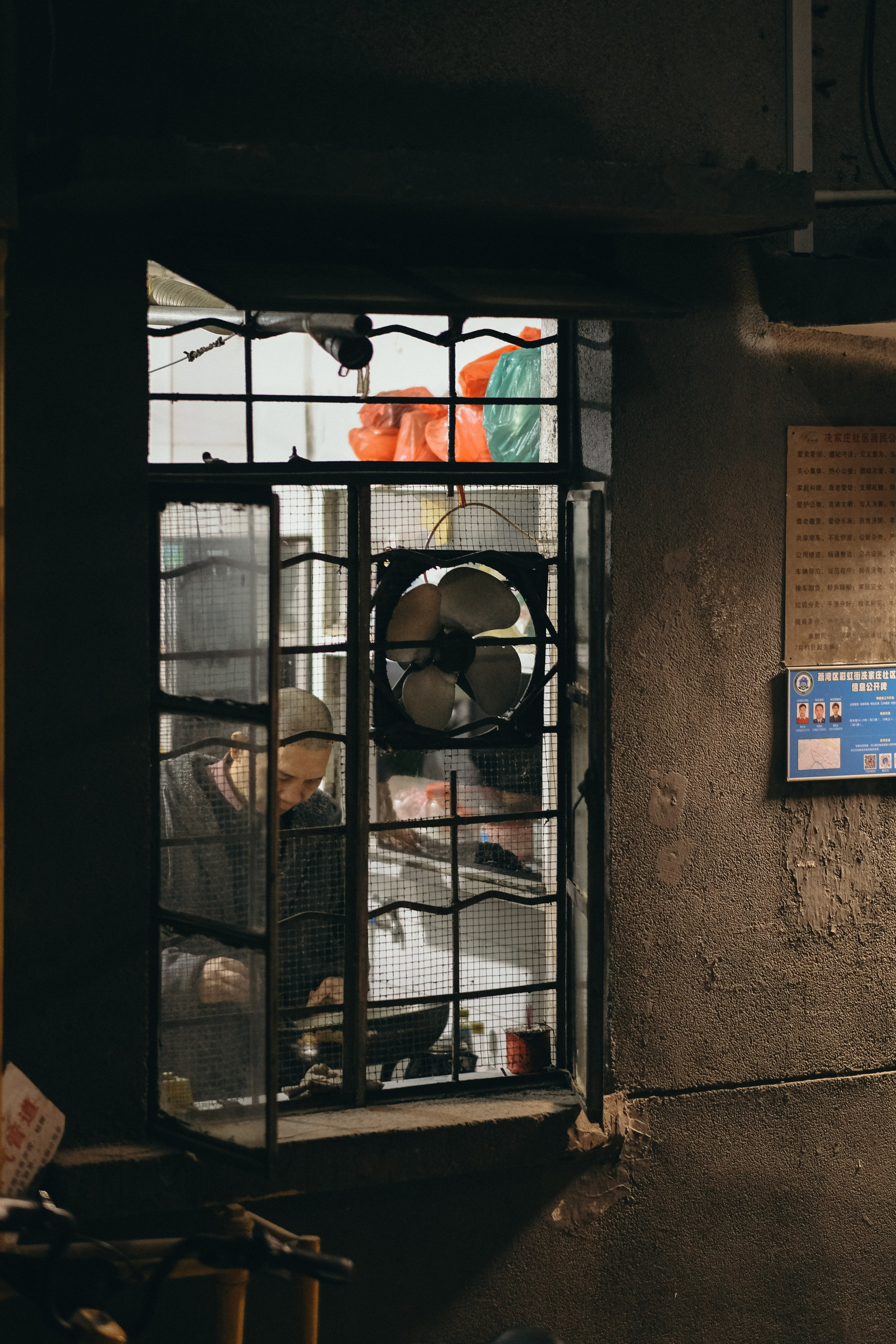 Caihong Bridge Station (彩虹桥站) Line 11 and 8 | Street Photography, China