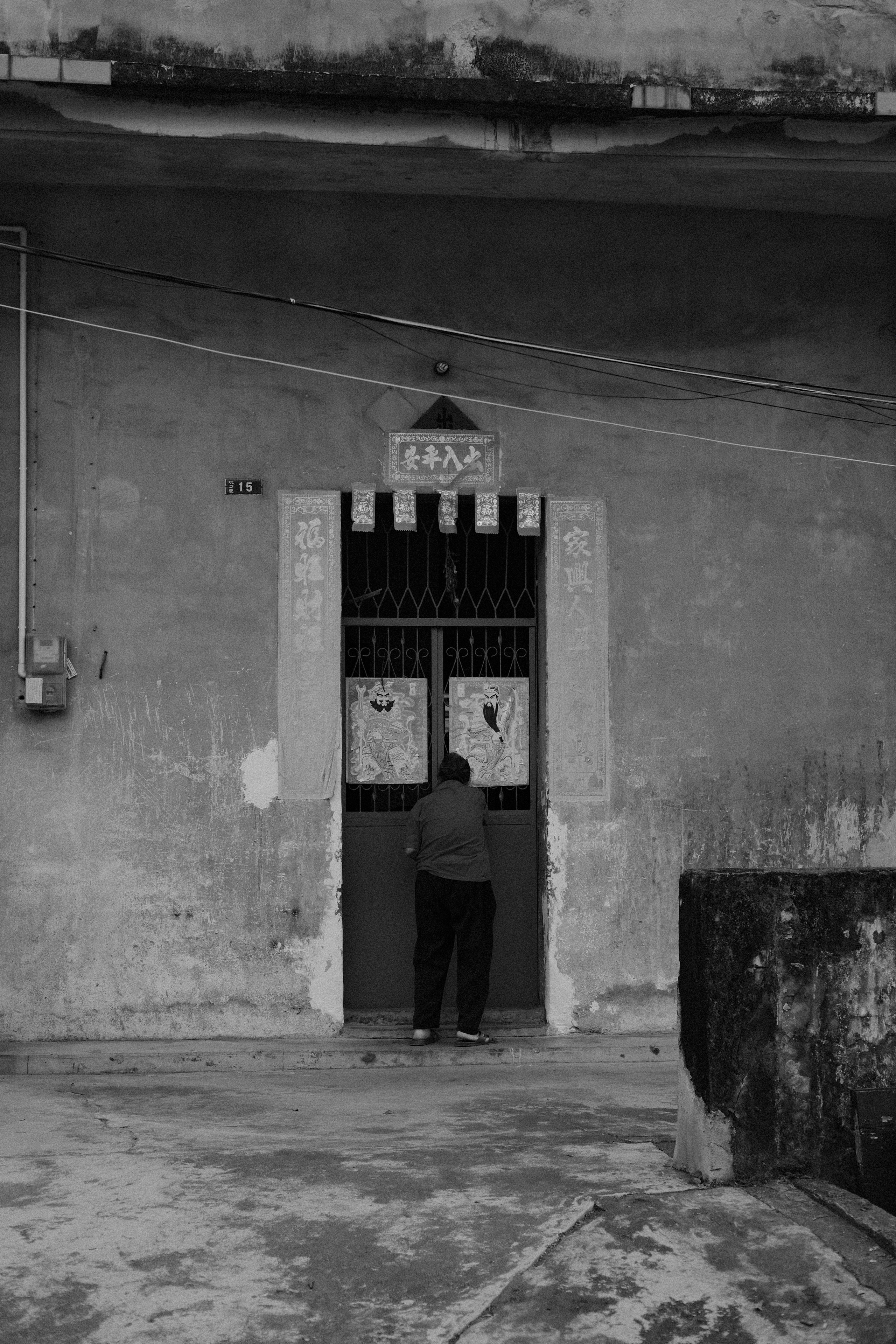 Monochrome Magic: Jiangmen Street Photography. 中国街头摄影 | The Streets of China Through My Eyes | 深圳