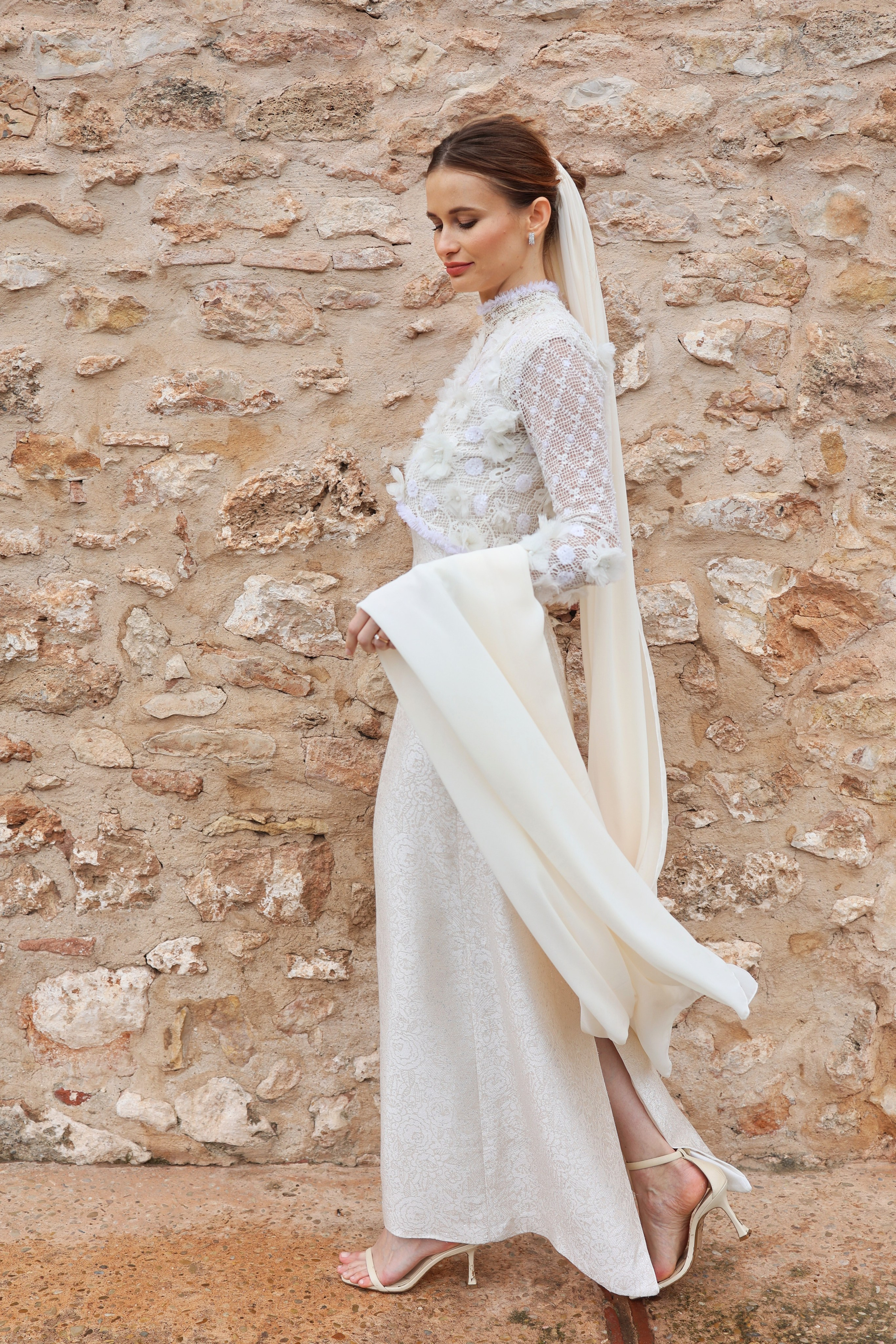 alt="Preparativos de la novia y detalles del vestido de boda en Hotel La Mozaira"