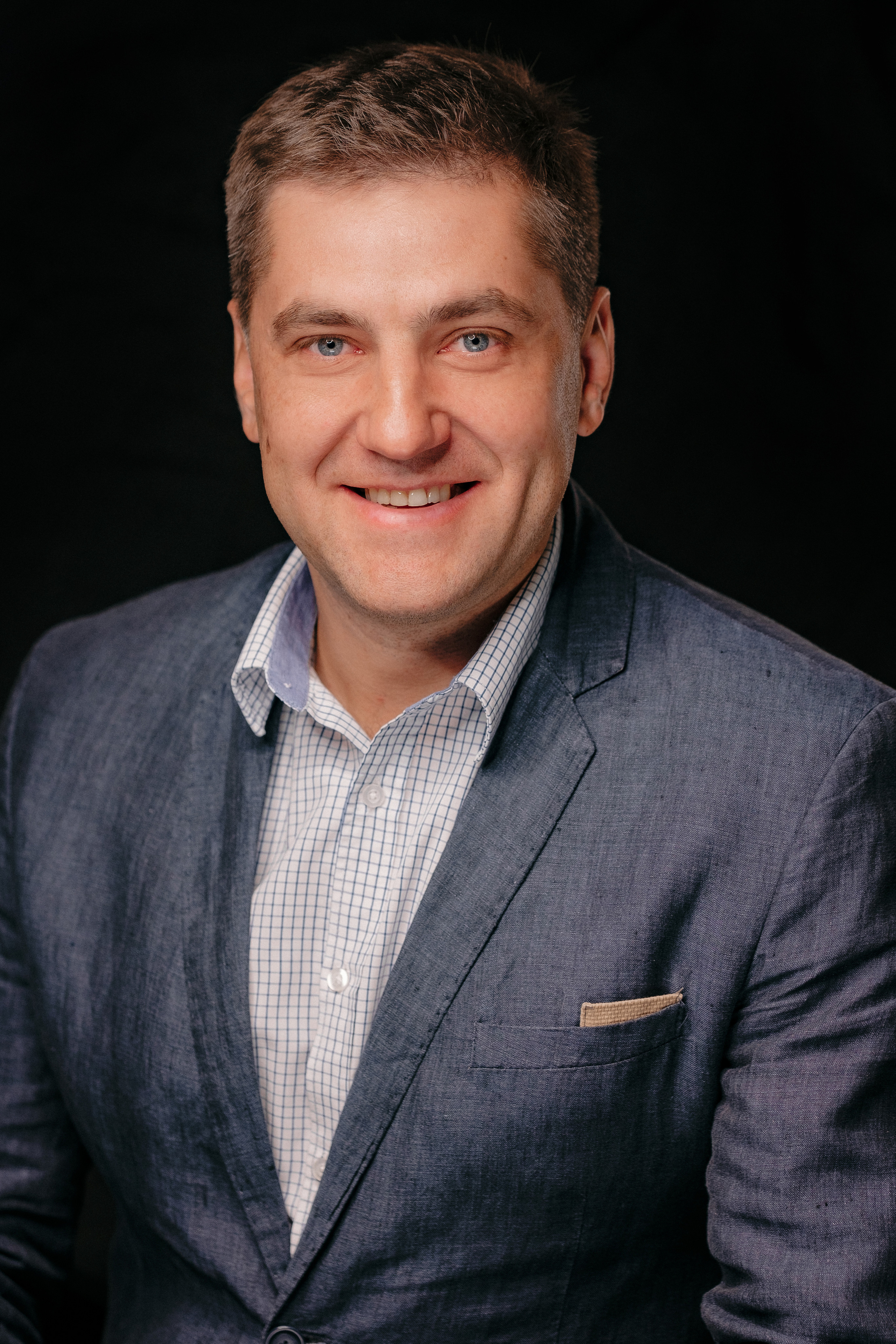 HEADSHOT BUSINESS PORTRAIT. Ivan Skufinsky — wedding and family photographer in Vancouver