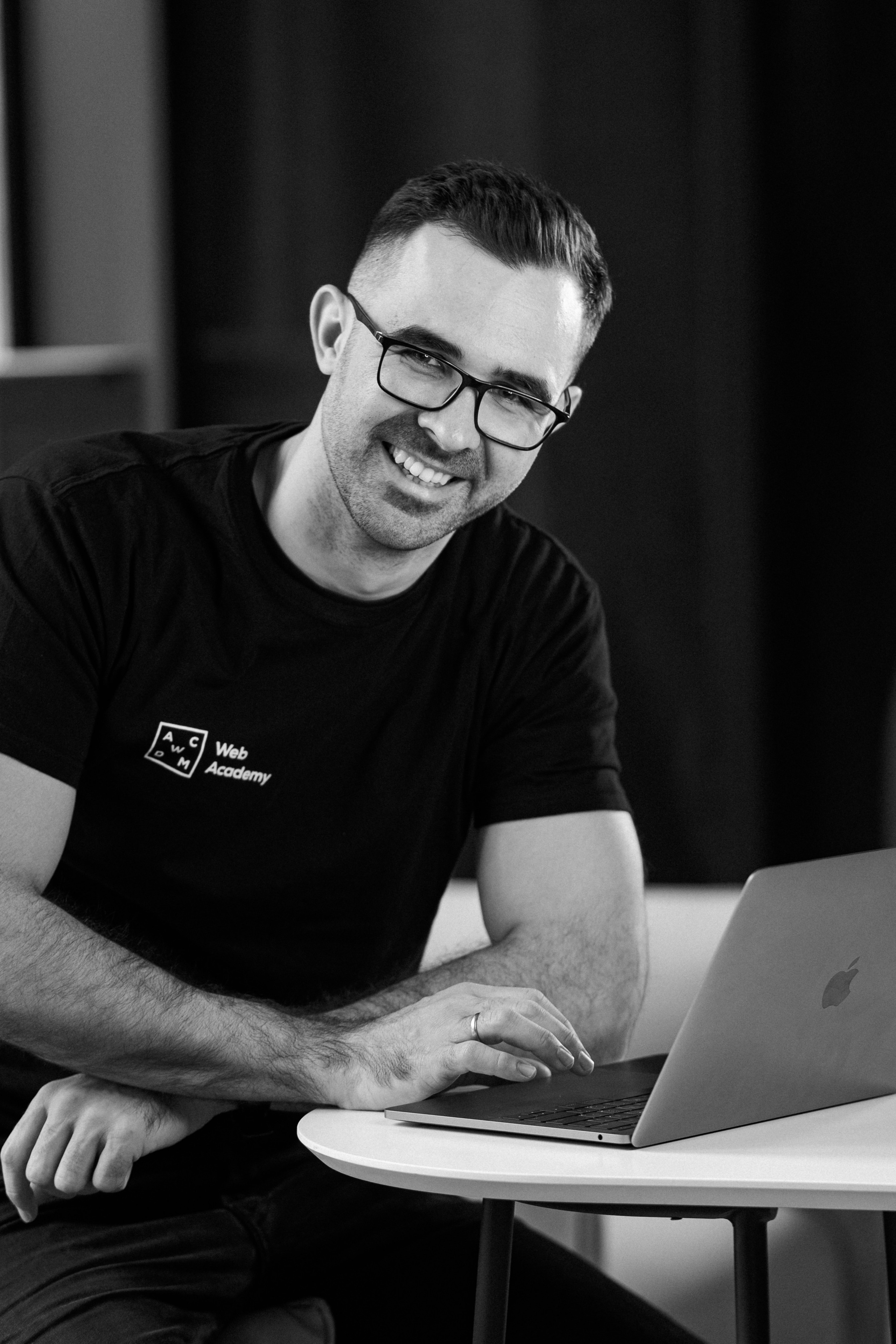 HEADSHOT BUSINESS PORTRAIT. Ivan Skufinsky — wedding and family photographer in Vancouver