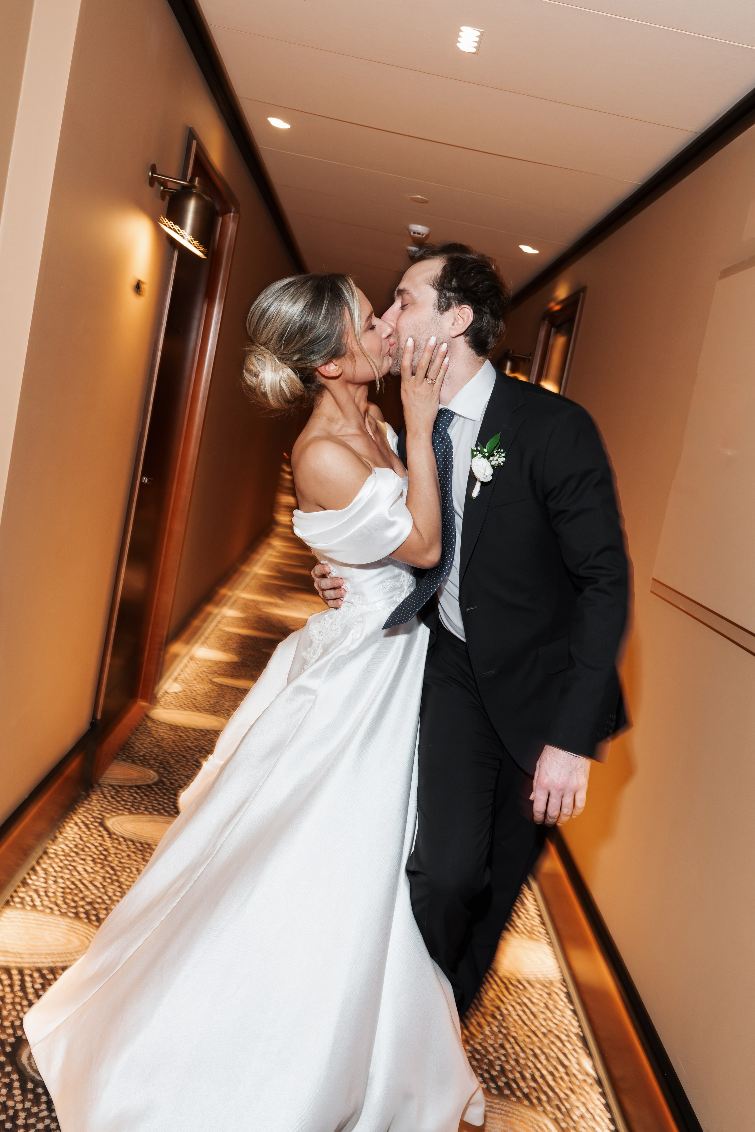 Жених и невеста показывают свадебные кольца возле загса в Таллинне