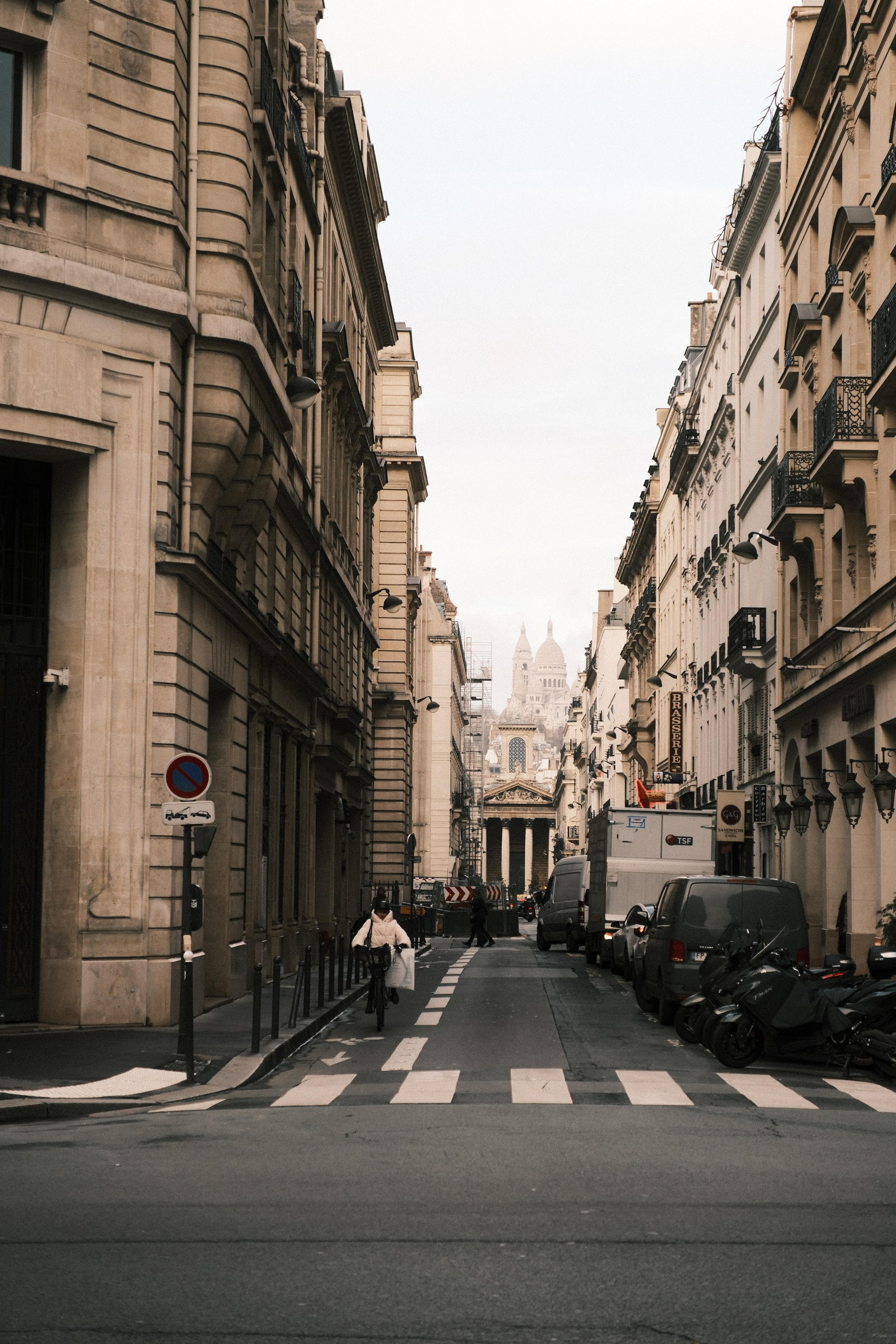Paris , Parisian streets, Fujifilm x-s20, fuji in Paris, fuji colours