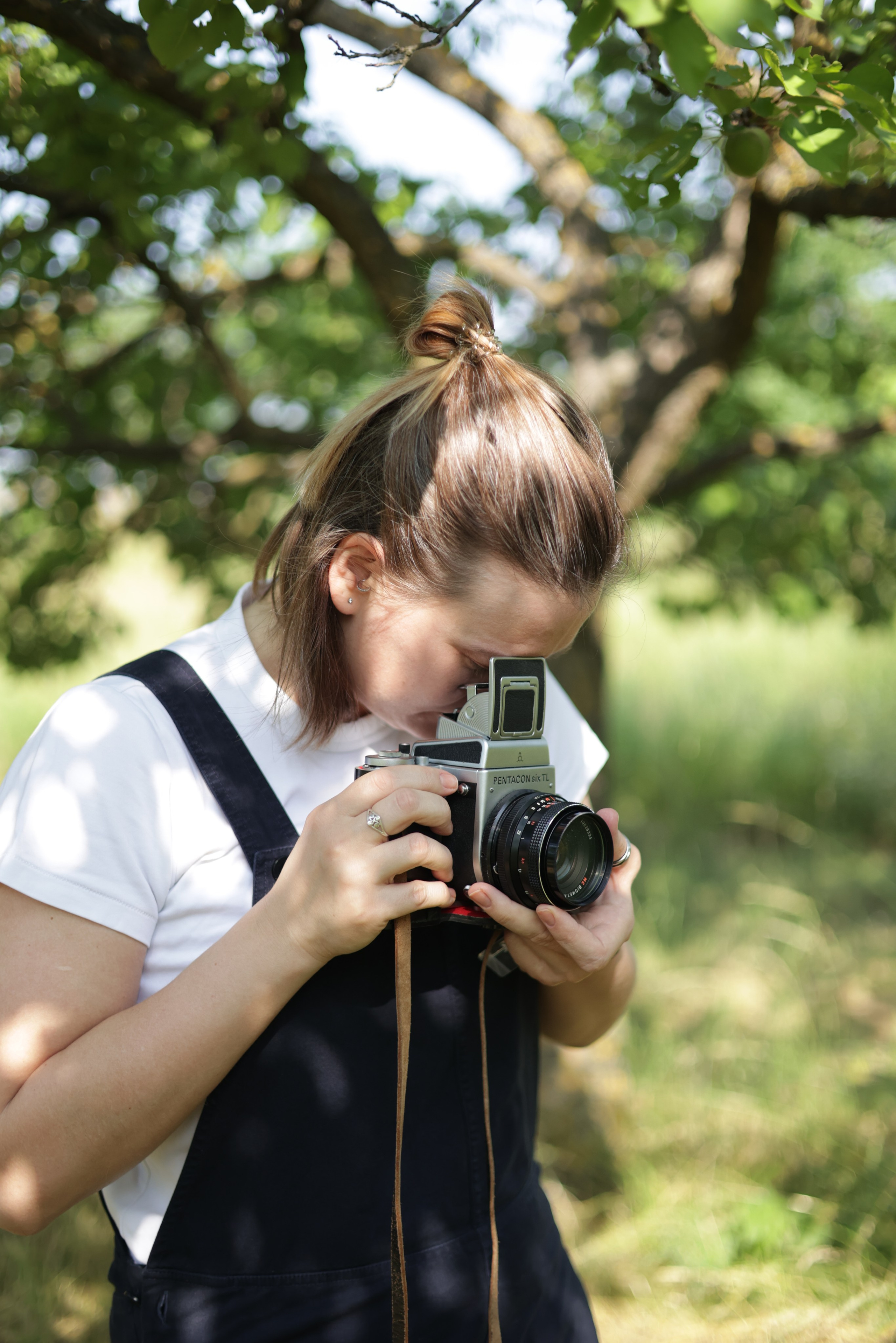 Портрет фотографа за работой, естественная и живая атмосфера