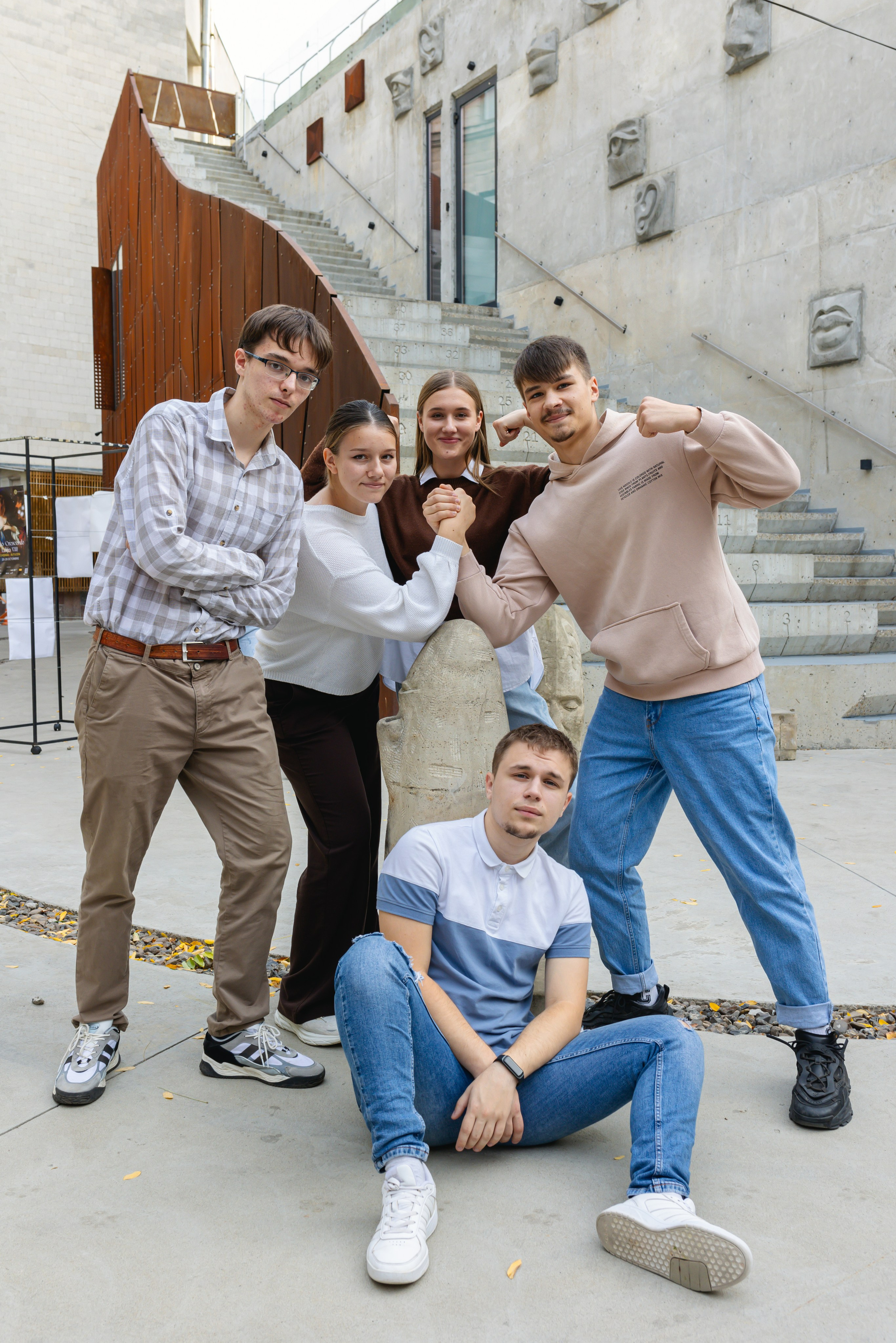 Elevii promoției 2025 la fotografie de absolvire în aer liber