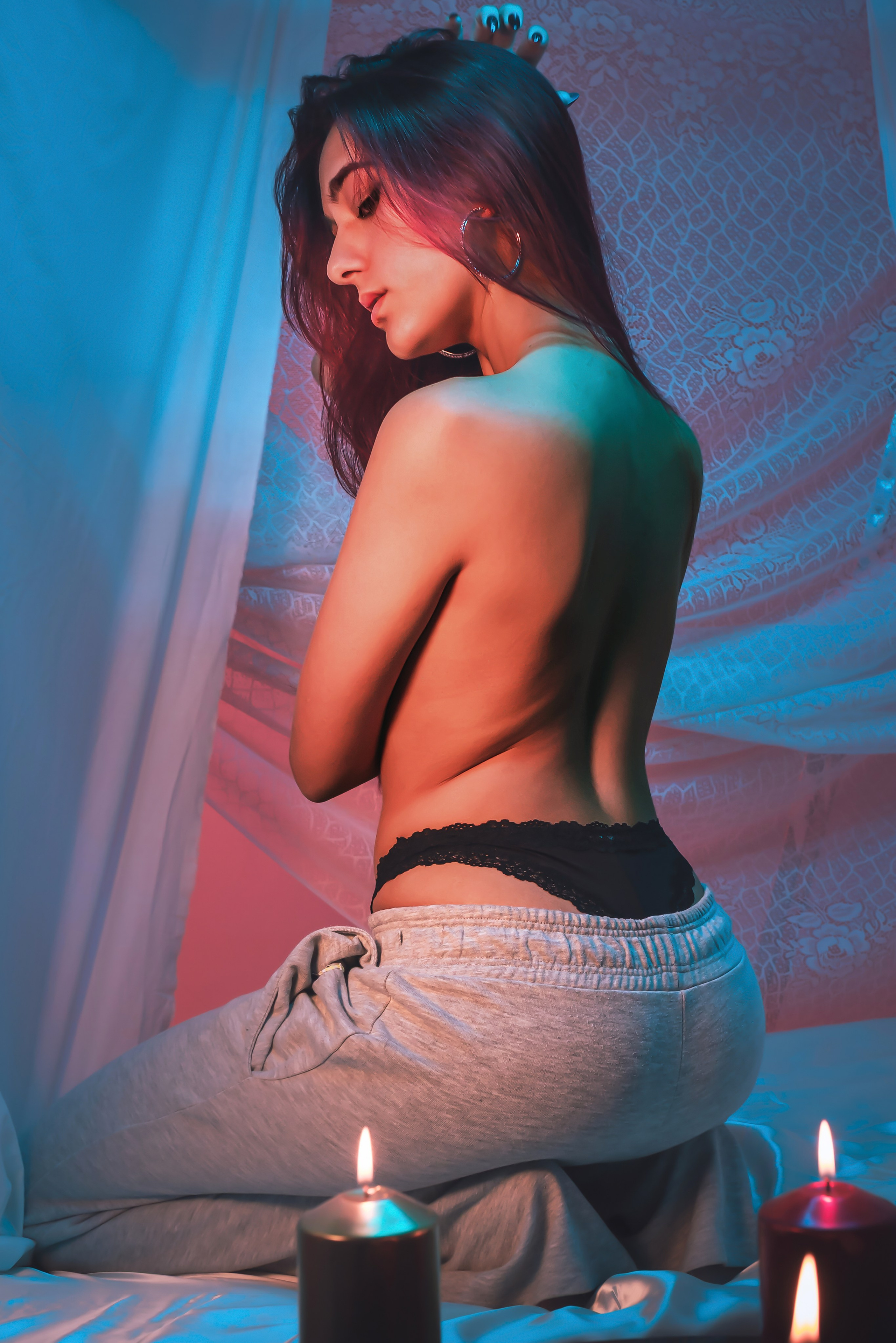 Perfil de mujer entre humo sobre fondo magenta, retrato íntimo en estudio en Telde