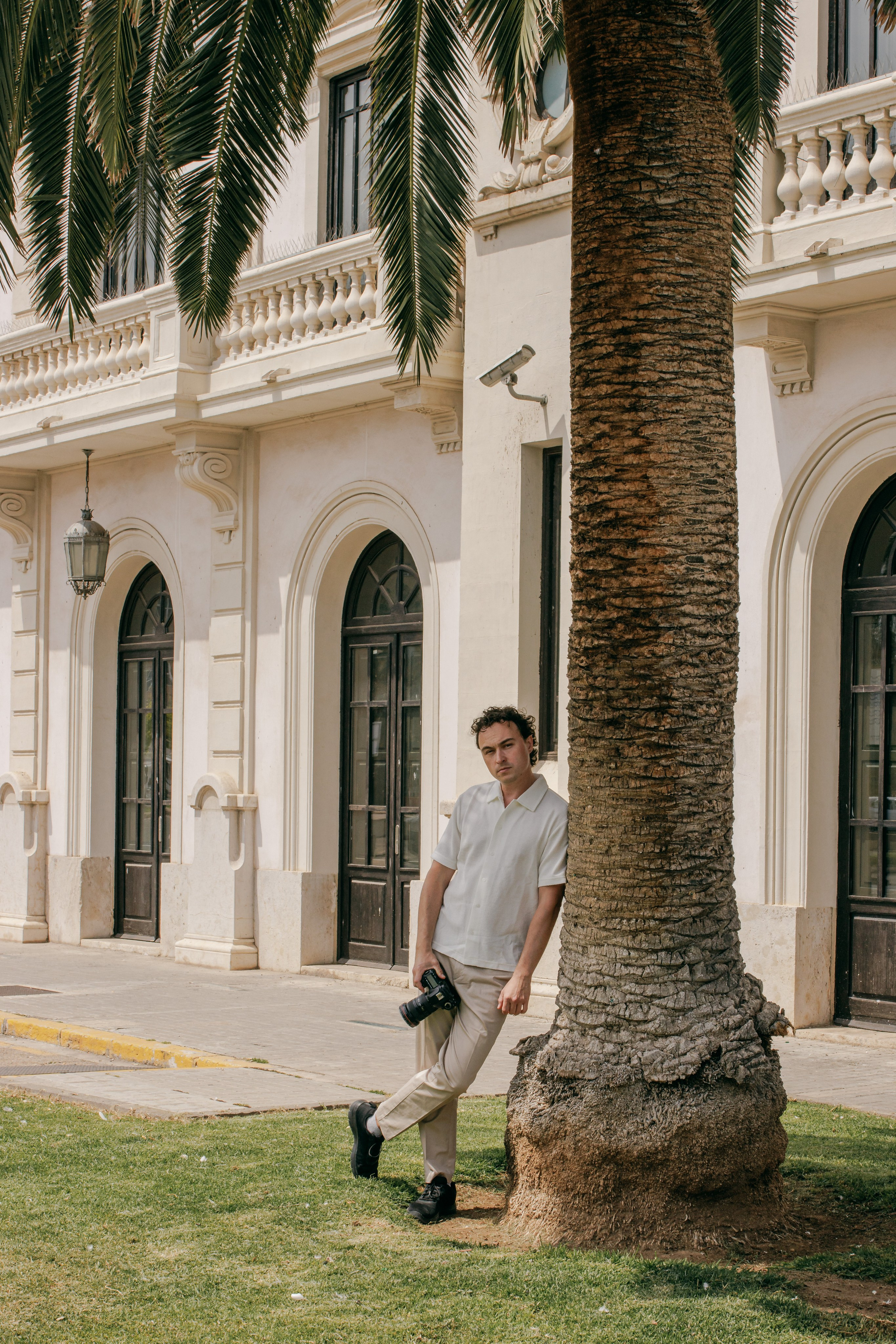 Fotógrafo con una cámara Canon en sus manos