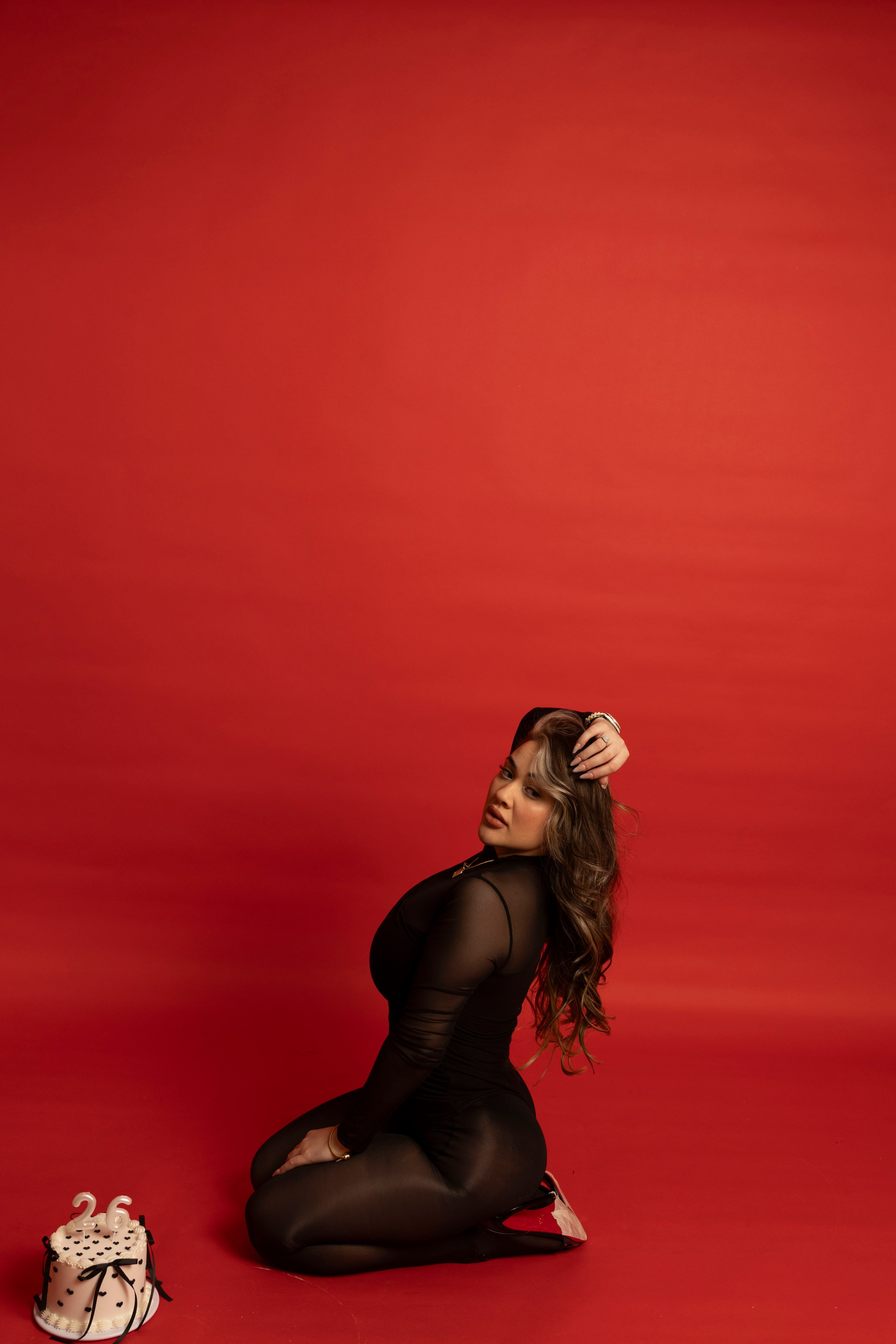 Красный фон. SHOOT IT YOURSELF — SELF PORTRAIT STUDIO IN CHICAGO