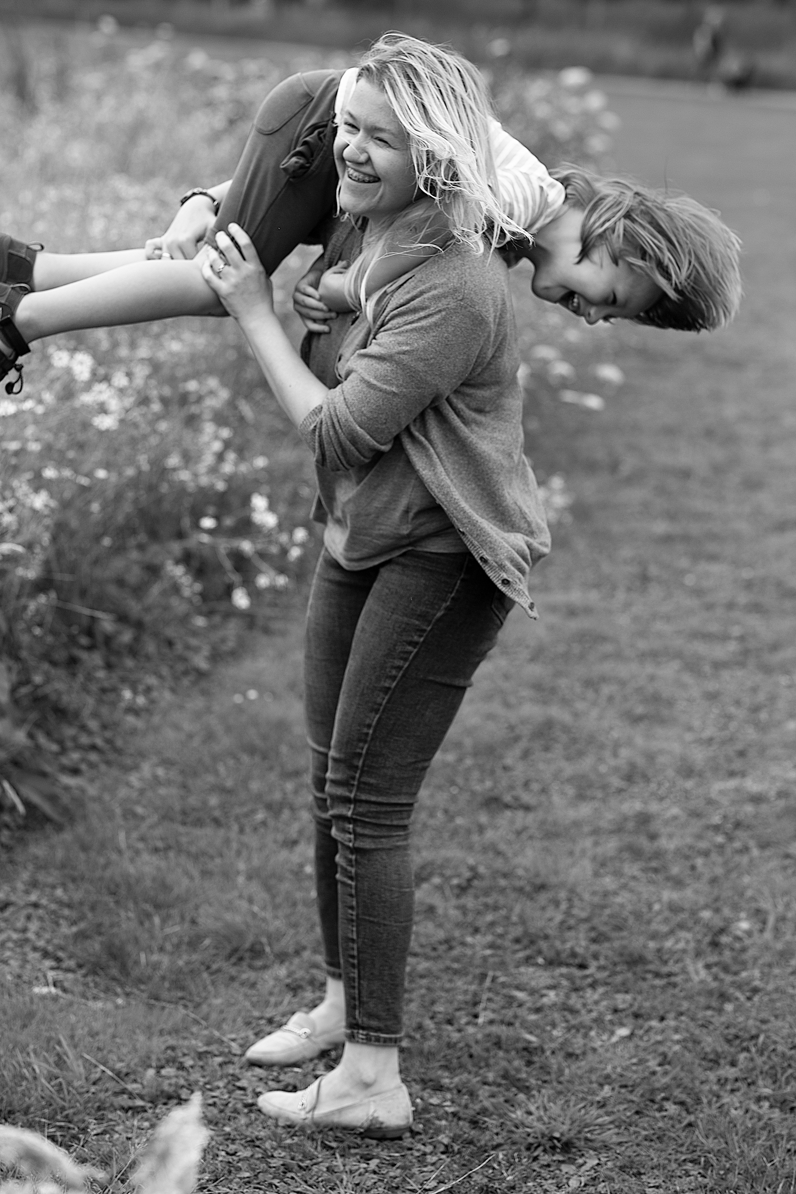 Moeder geniet met haar kinderen