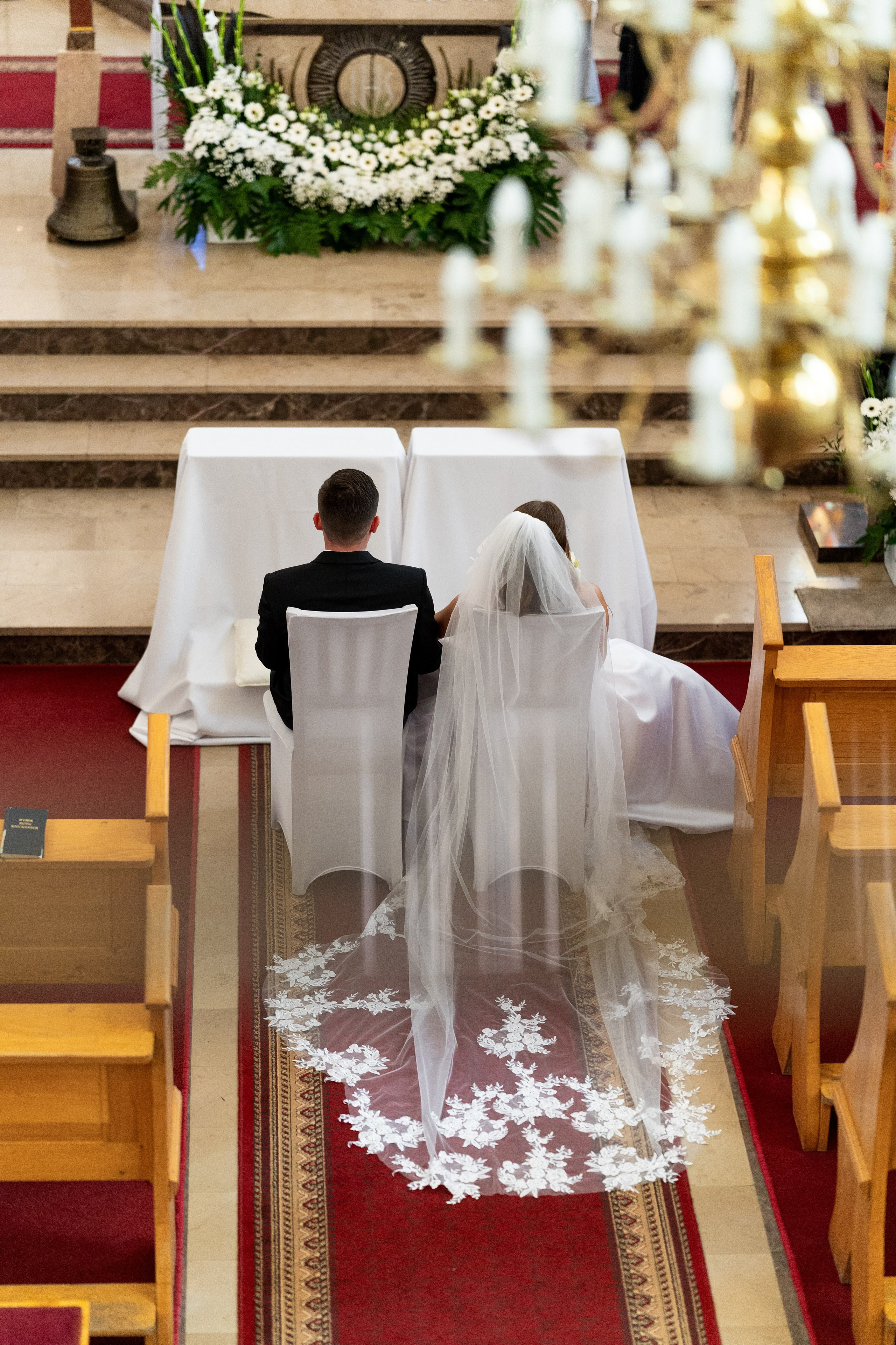 Fotografia ślubna w kościele w Polsce: porady i prawdziwe przykłady zdjęć