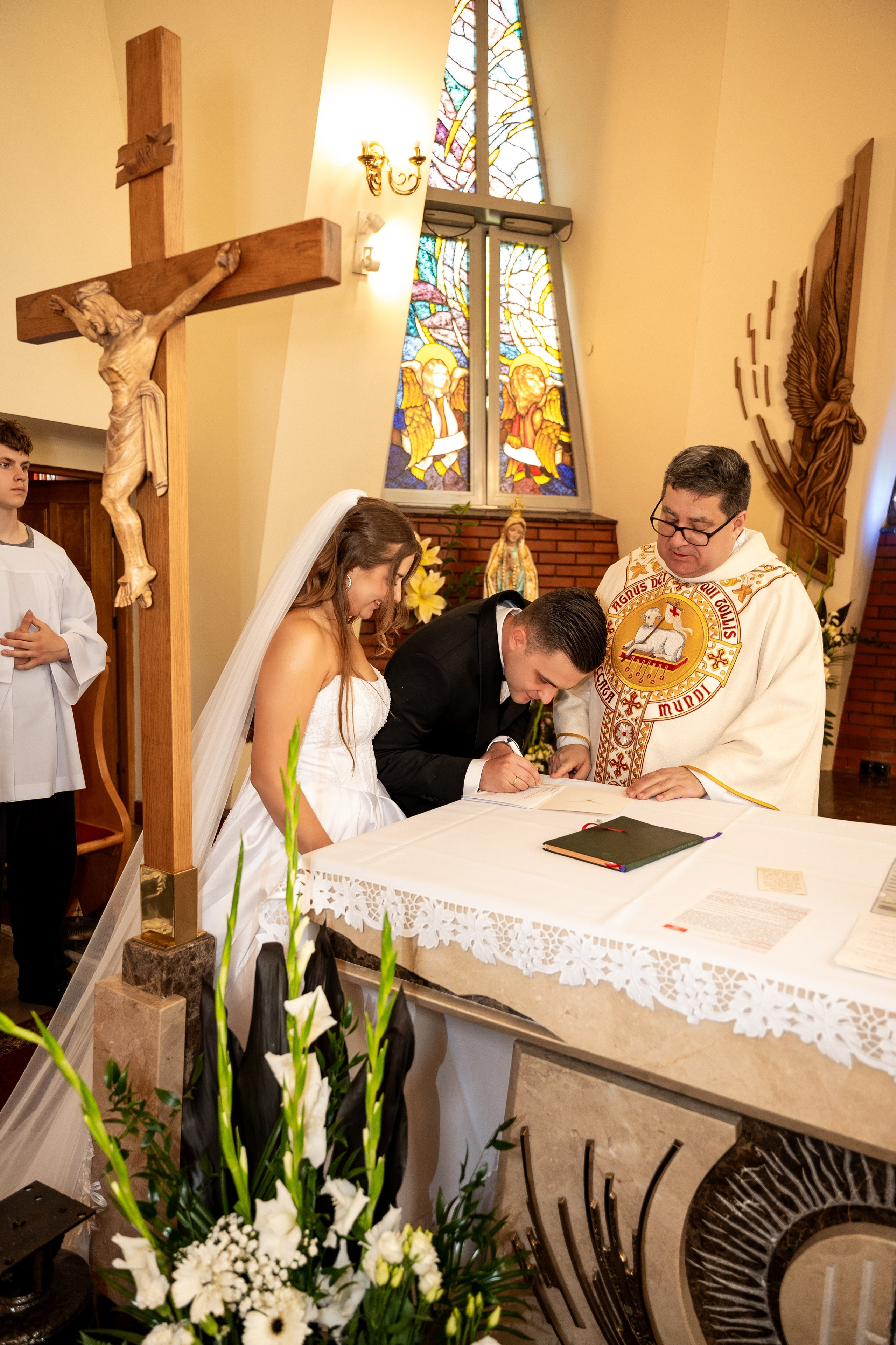 Fotografia ślubna w kościele w Polsce: porady i prawdziwe przykłady zdjęć