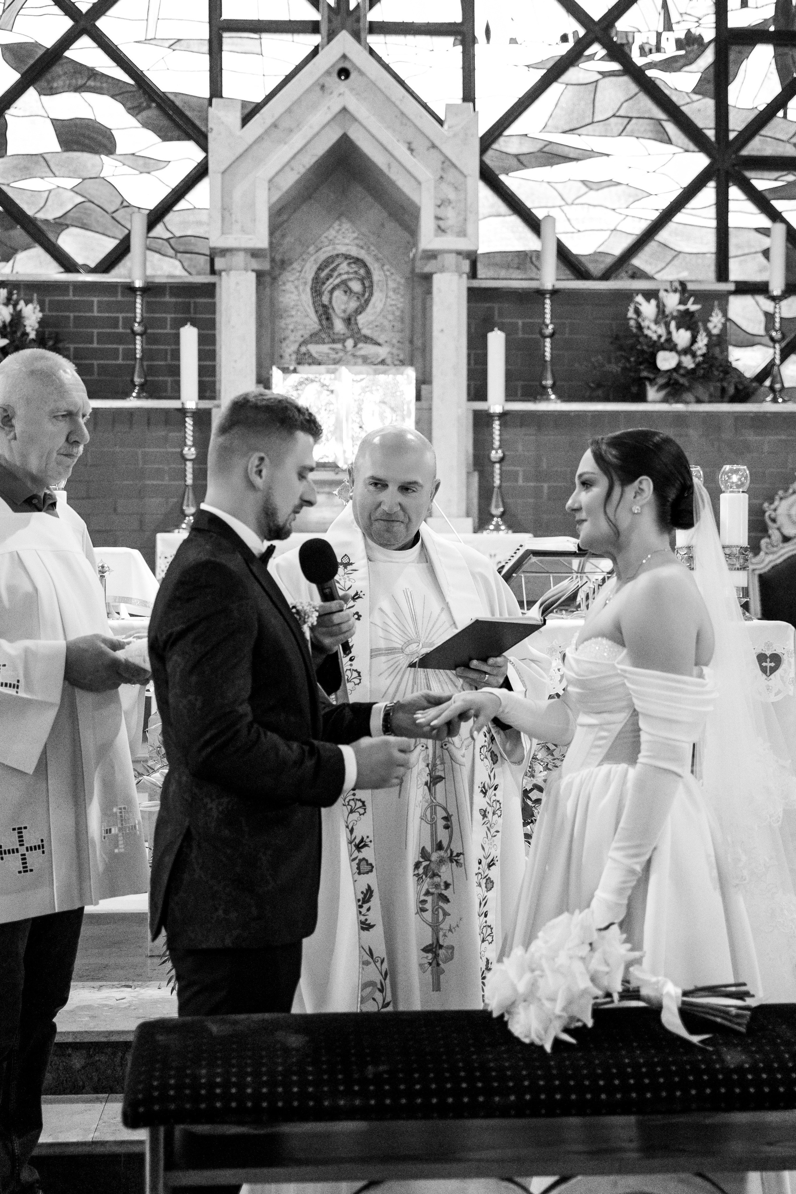Fotografia ślubna w kościele w Polsce: porady i prawdziwe przykłady zdjęć