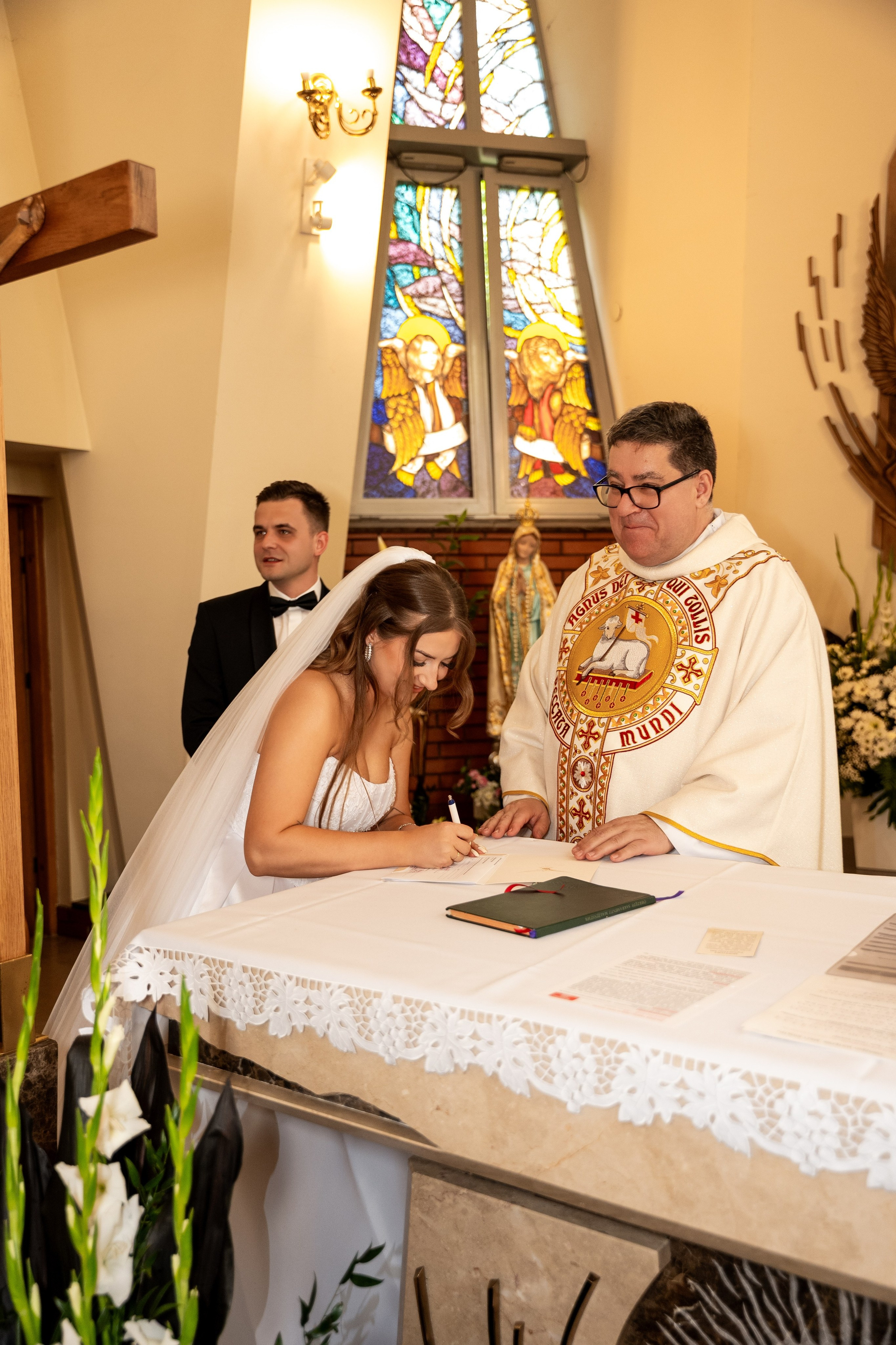 Fotografia ślubna w kościele w Polsce: porady i prawdziwe przykłady zdjęć