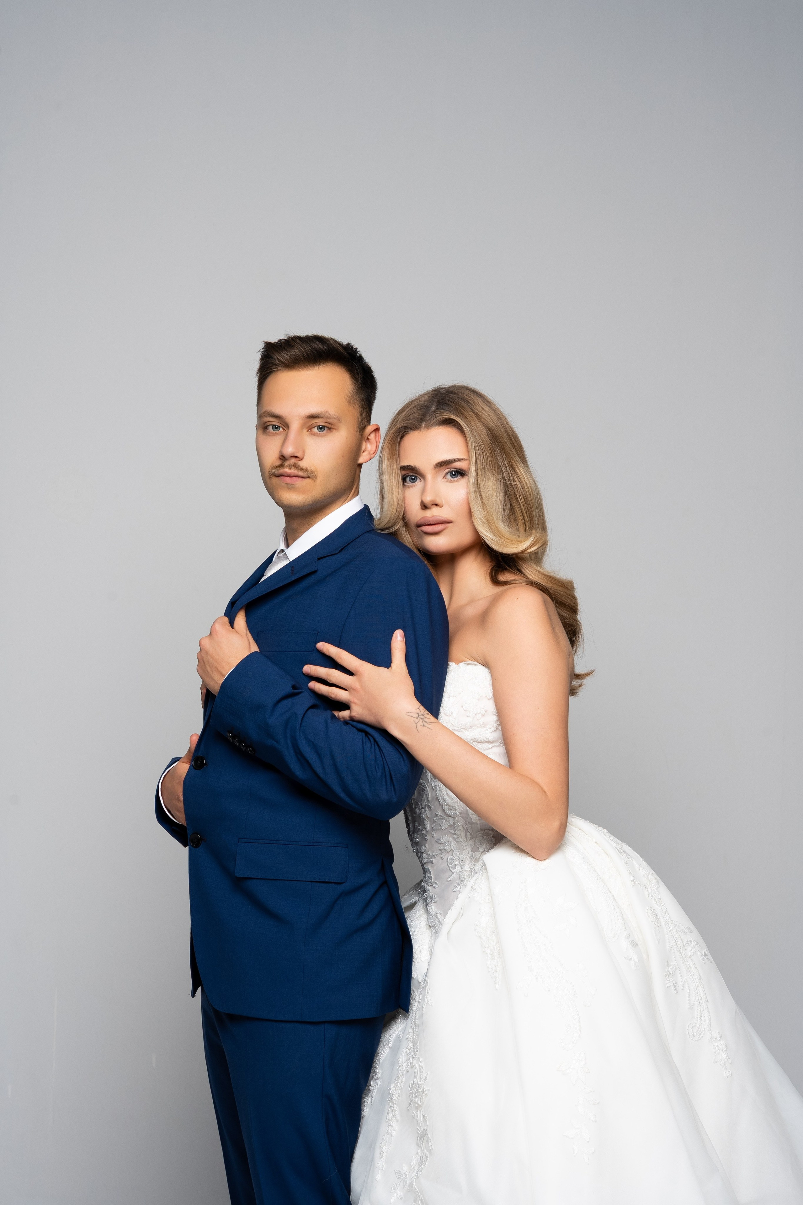 Jan i Ewa: Reportaż ślubny w Mercure Wrocław Centrum, kościele i studio fotograficznym. SL Wedding Photo — Editorial, Elegant & Timeless Wedding Photography in Poland and Across Europe