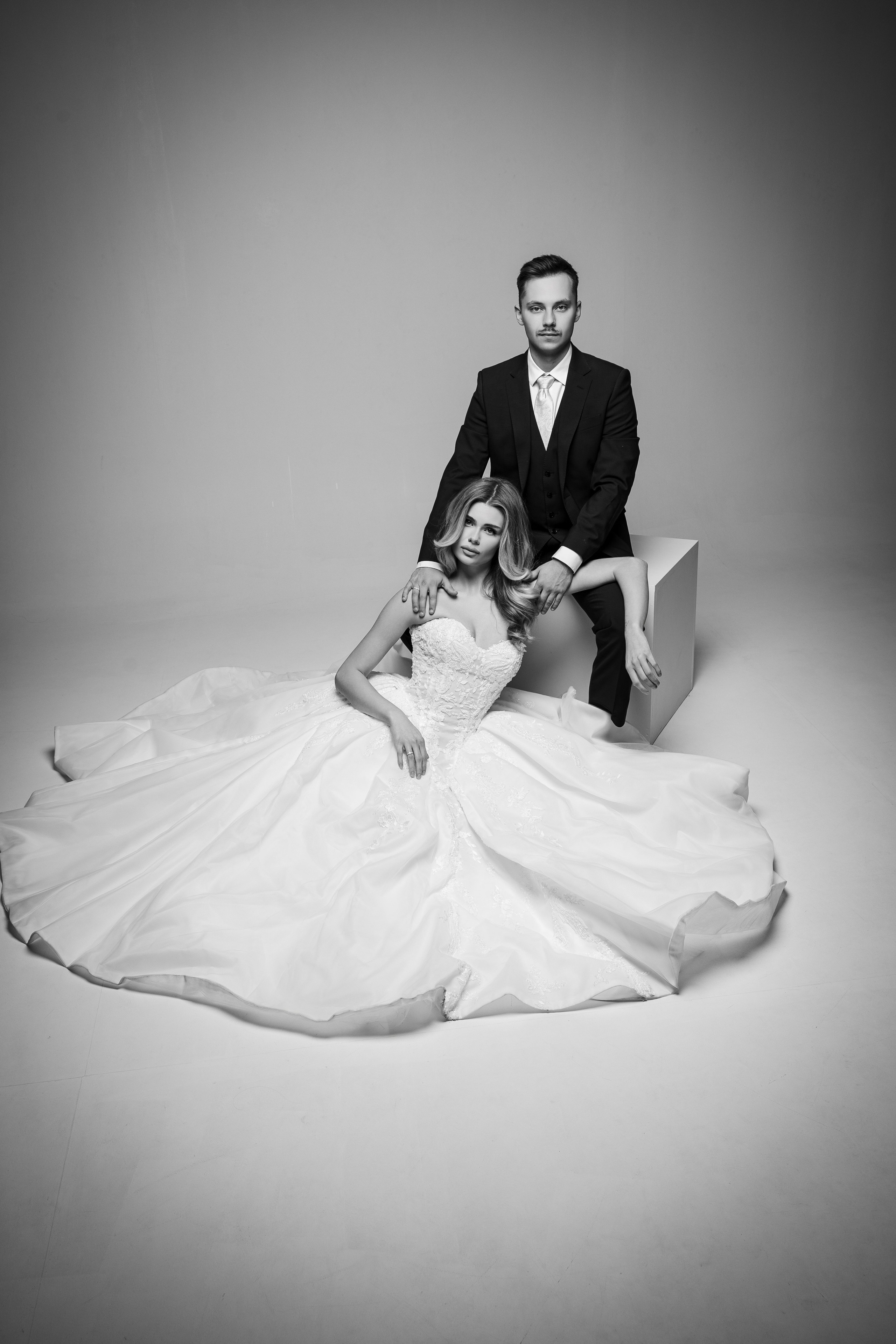 Jan i Ewa: Reportaż ślubny w Mercure Wrocław Centrum, kościele i studio fotograficznym. SL Wedding Photo — Editorial, Elegant & Timeless Wedding Photography in Poland and Across Europe