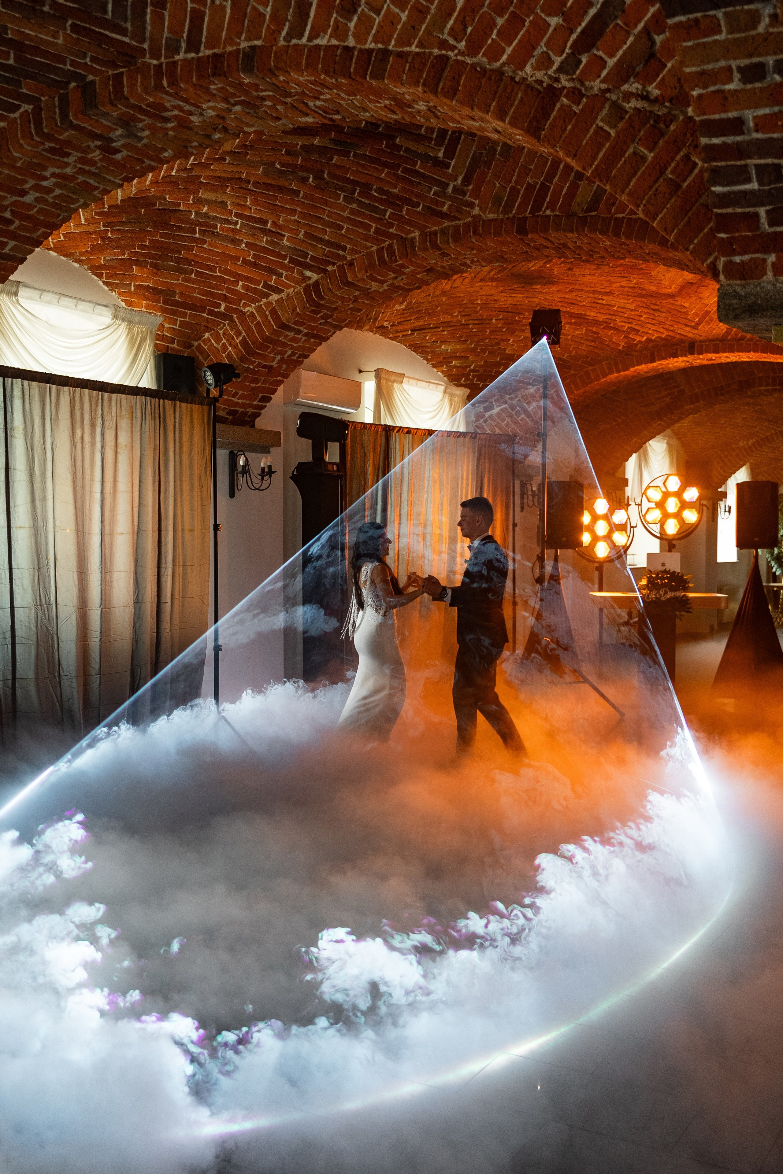 Jak zatrudnić fotografa ślubnego w Europie: poradnik dla par z USA. SL Wedding Photo: ponadczasowa fotografia ślubna | Wrocław & Europa