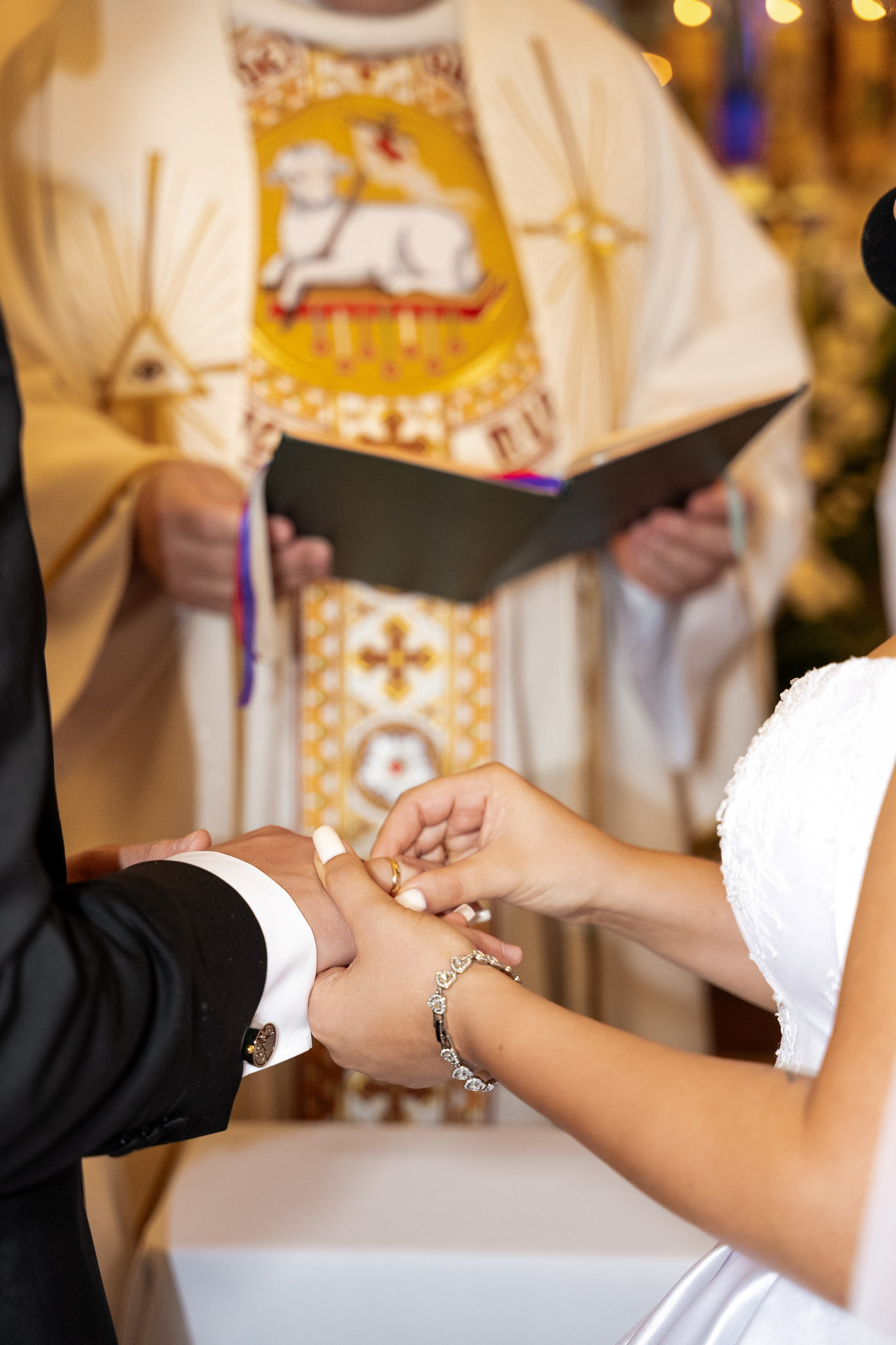 Fotografia ślubna w kościele w Polsce: porady i prawdziwe przykłady zdjęć