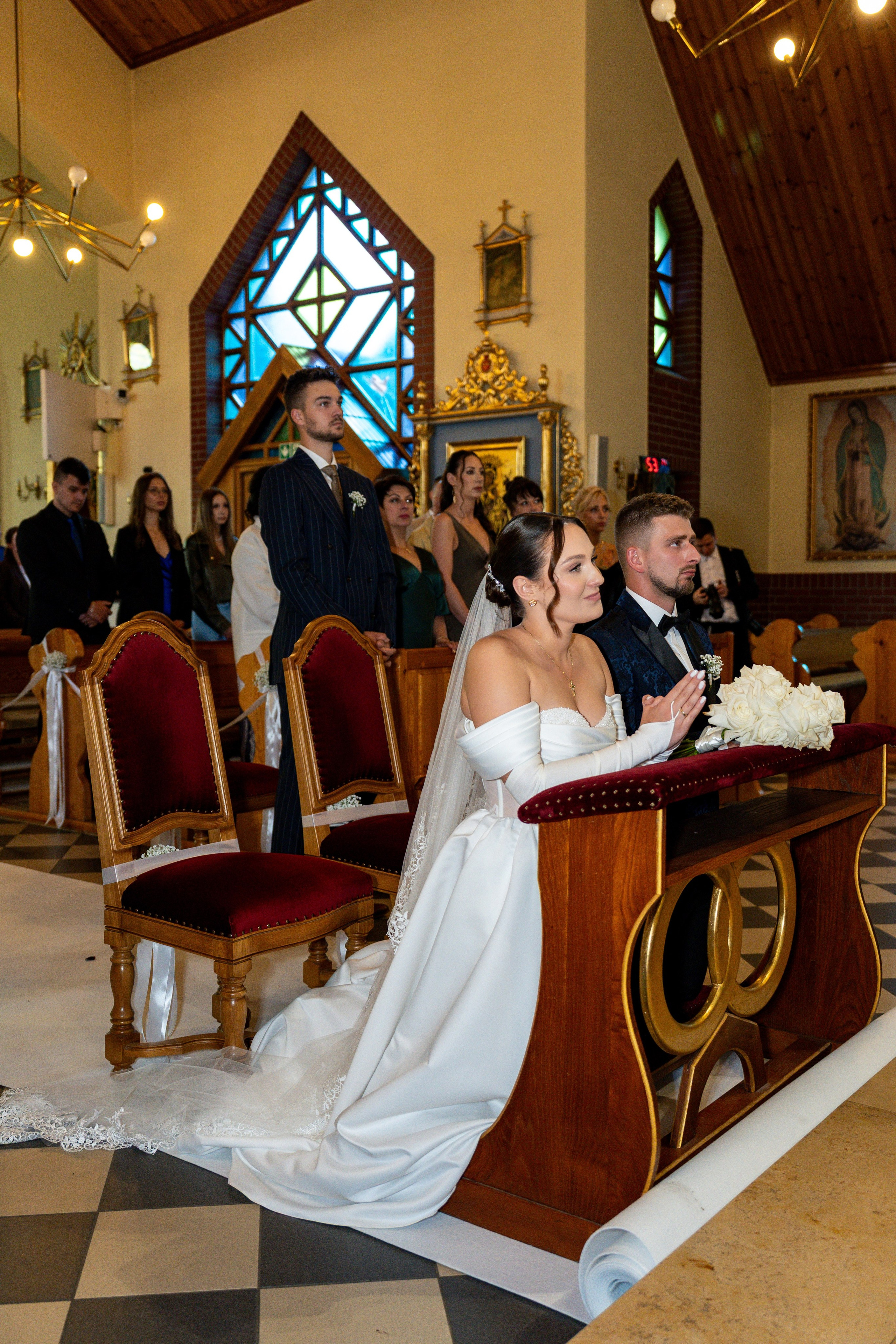 Fotografia ślubna w kościele w Polsce: porady i prawdziwe przykłady zdjęć