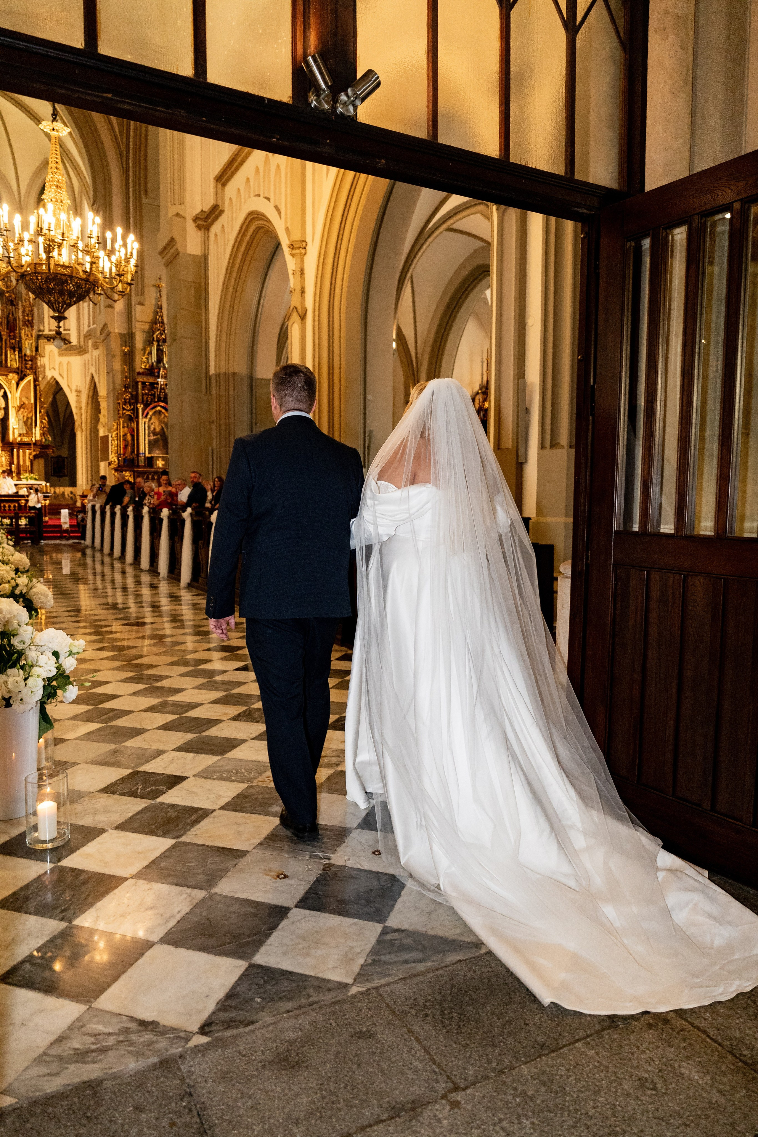 Fotografia ślubna w kościele w Polsce: porady i prawdziwe przykłady zdjęć